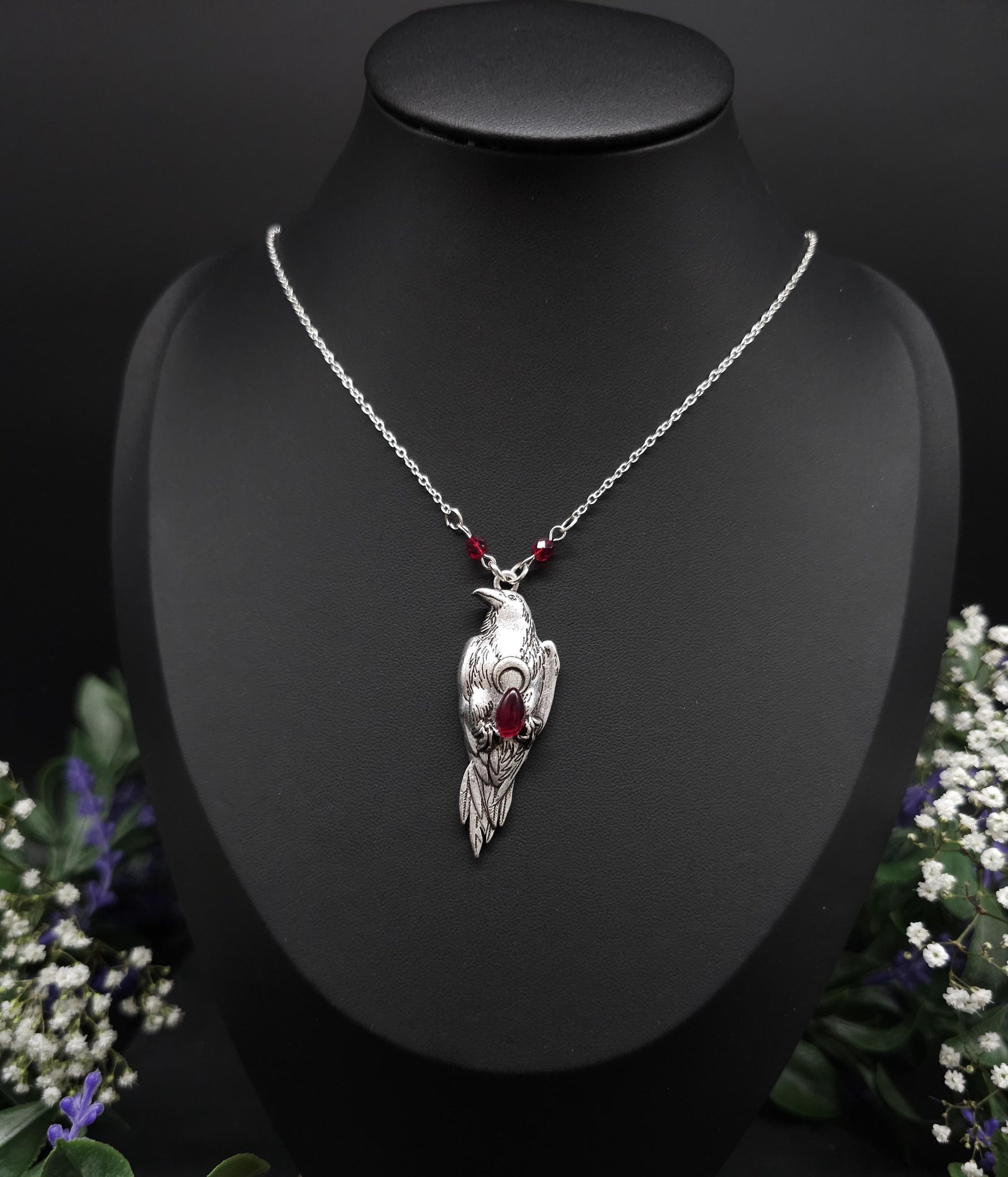 Krähen Halskette mit weinrotem Glasstein – Silberner Witchy / Pagan Schmuck - Gothic Collier