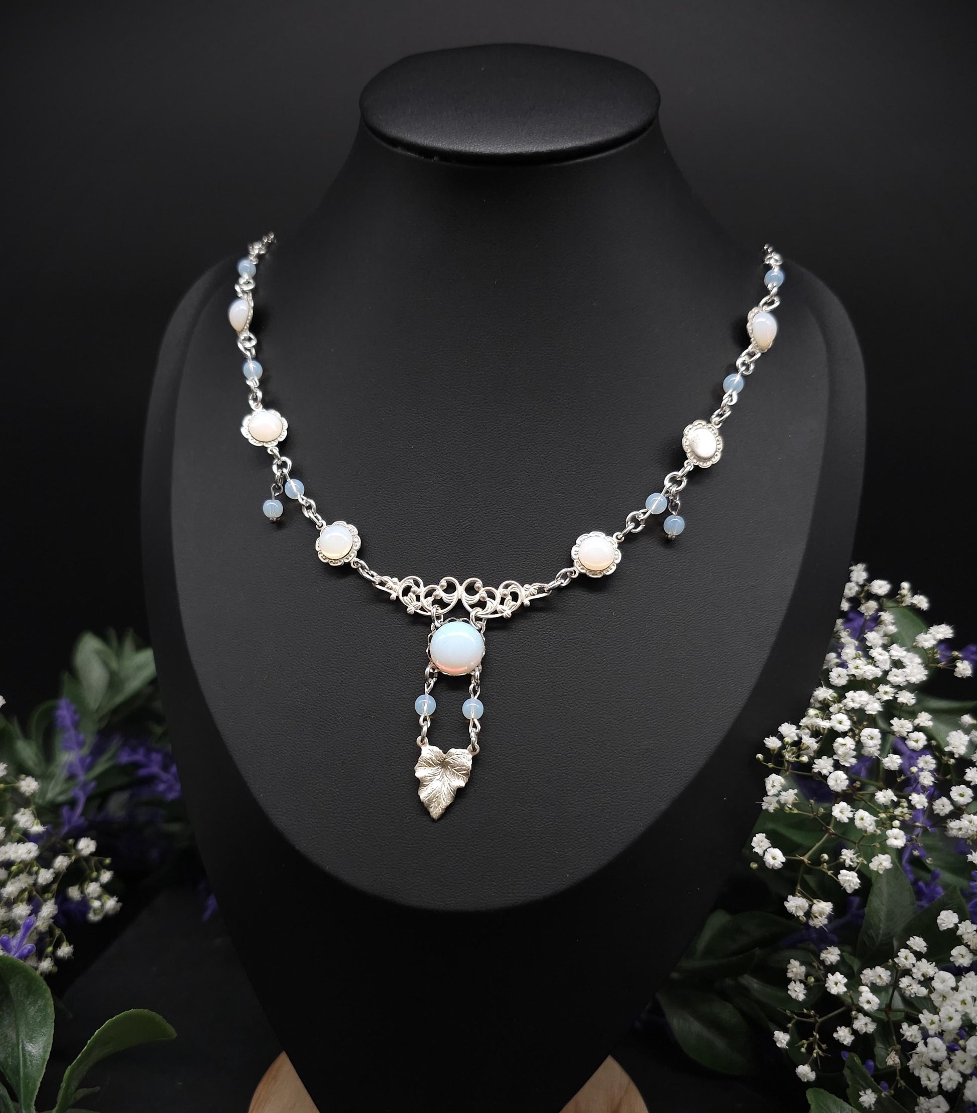 Opalith Collier mit Blattanhänger – Jugendstil / Art Nouveau Halskette, größenverstellbar, romantischer Braut- & Fantasy Schmuck