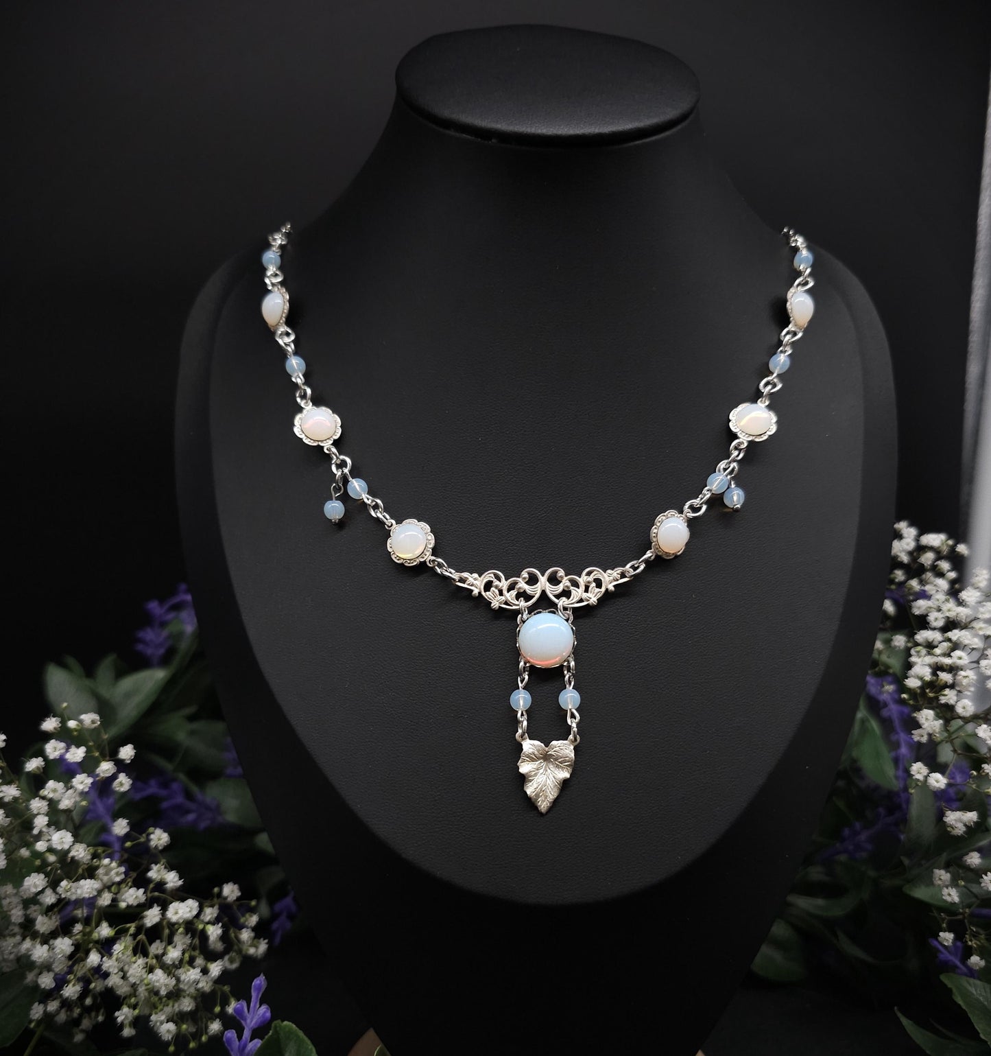 Opalith Collier mit Blattanhänger – Jugendstil / Art Nouveau Halskette, größenverstellbar, romantischer Braut- & Fantasy Schmuck