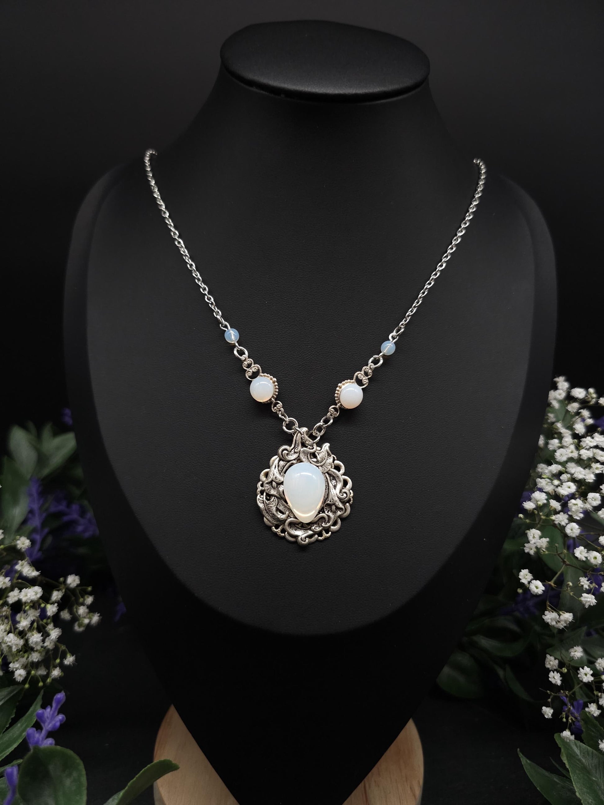 Opalith Collier – Jugendstil / Art Nouveau Halskette mit Tropfenanhänger - größenverstellbare Edelstahlkette, Braut- & Fantasy Schmuck