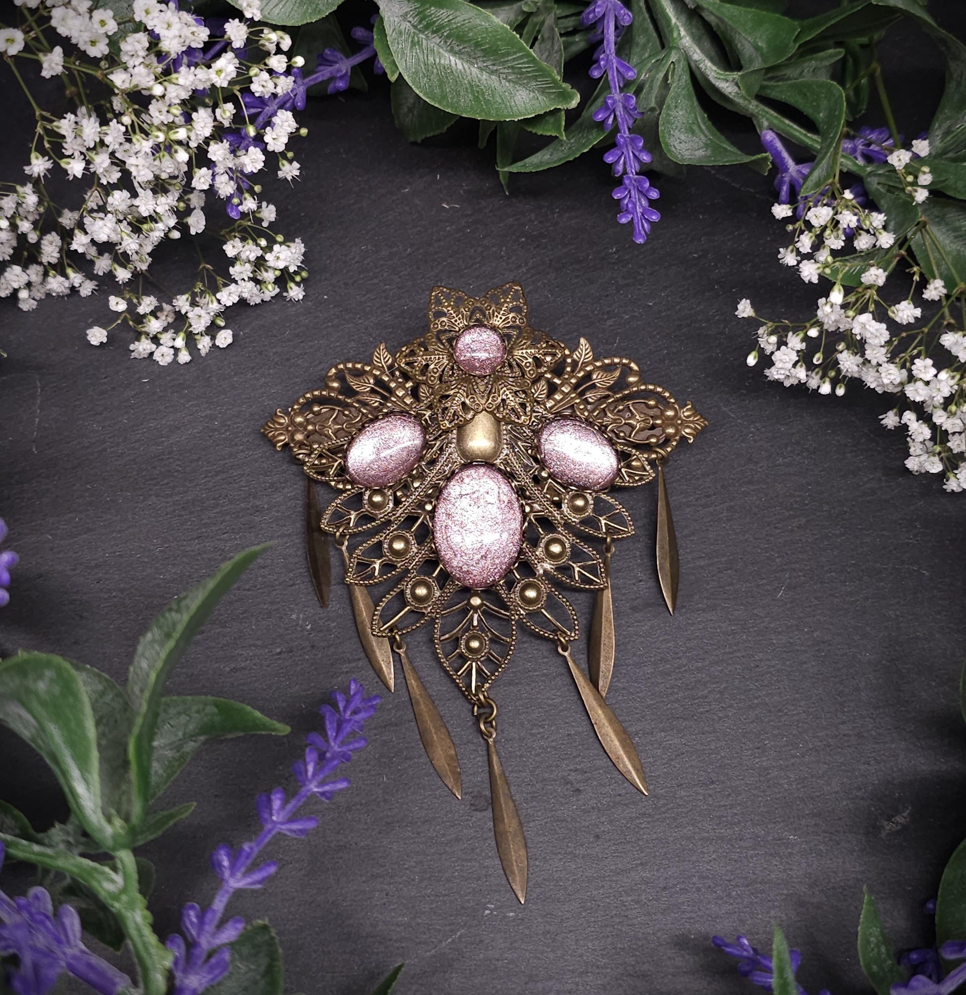 Bronze Haarspange im Schmetterlingsdesign – Rosa handbemalte Glassteine mit baumelnden Anhängern - Vintage Fantasy Haarschmuck