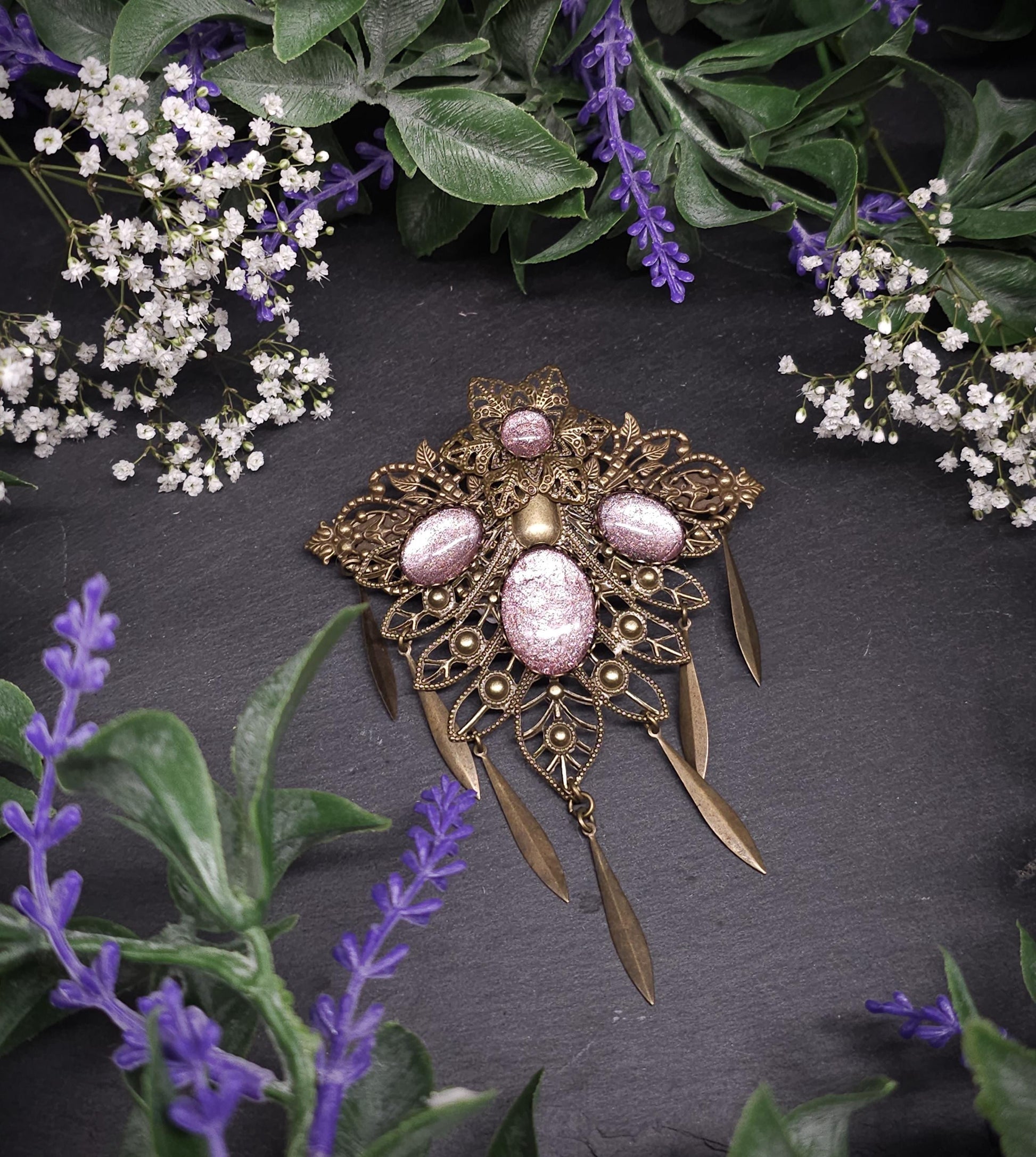 Bronze Haarspange im Schmetterlingsdesign – Rosa handbemalte Glassteine mit baumelnden Anhängern - Vintage Fantasy Haarschmuck