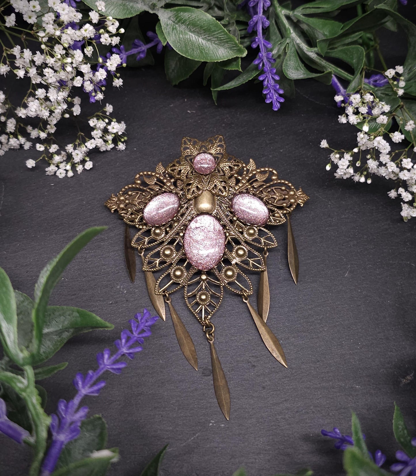 Bronze Haarspange im Schmetterlingsdesign – Rosa handbemalte Glassteine mit baumelnden Anhängern - Vintage Fantasy Haarschmuck