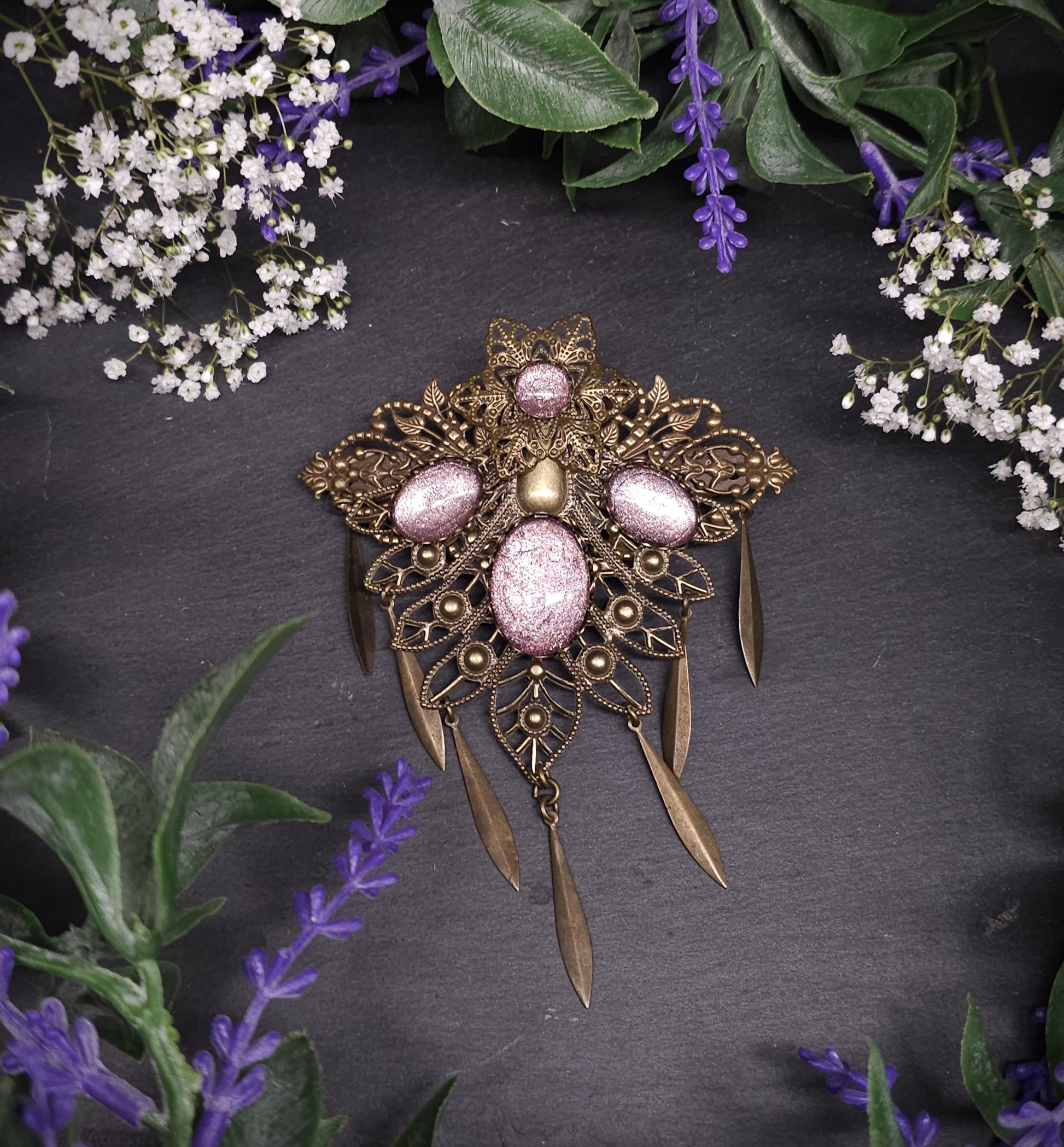 Bronze Haarspange im Schmetterlingsdesign – Rosa handbemalte Glassteine mit baumelnden Anhängern - Vintage Fantasy Haarschmuck