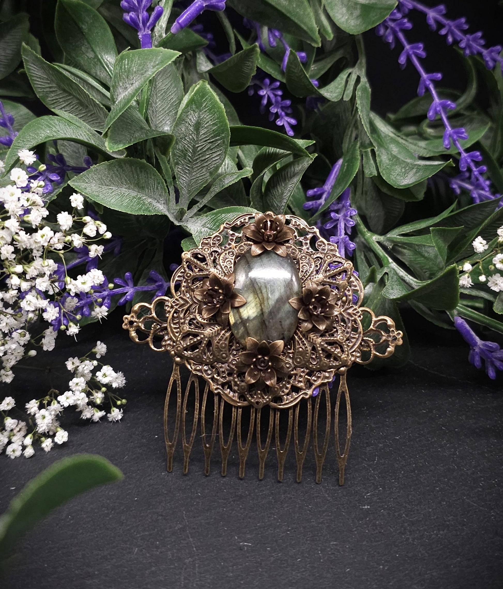 Bronzener Haarkamm mit grünem Labradorit und Blumen – Vintage Fantasy Haaraccessoire