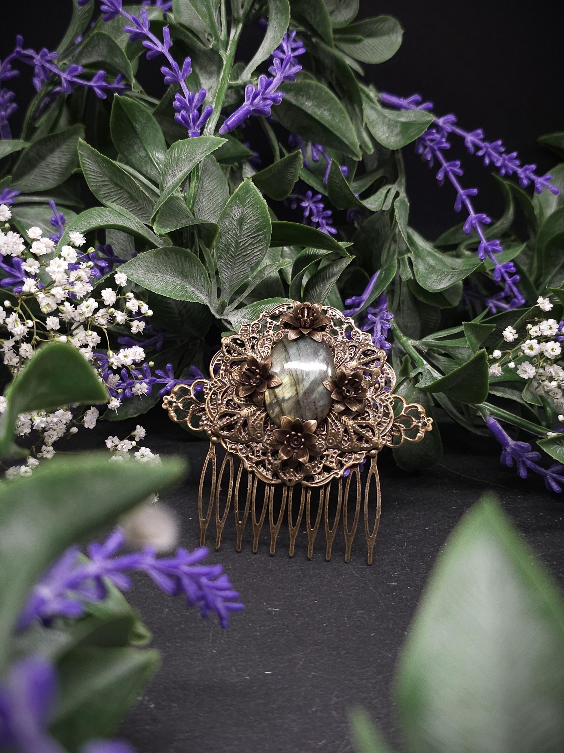 Bronzener Haarkamm mit grünem Labradorit und Blumen – Vintage Fantasy Haaraccessoire