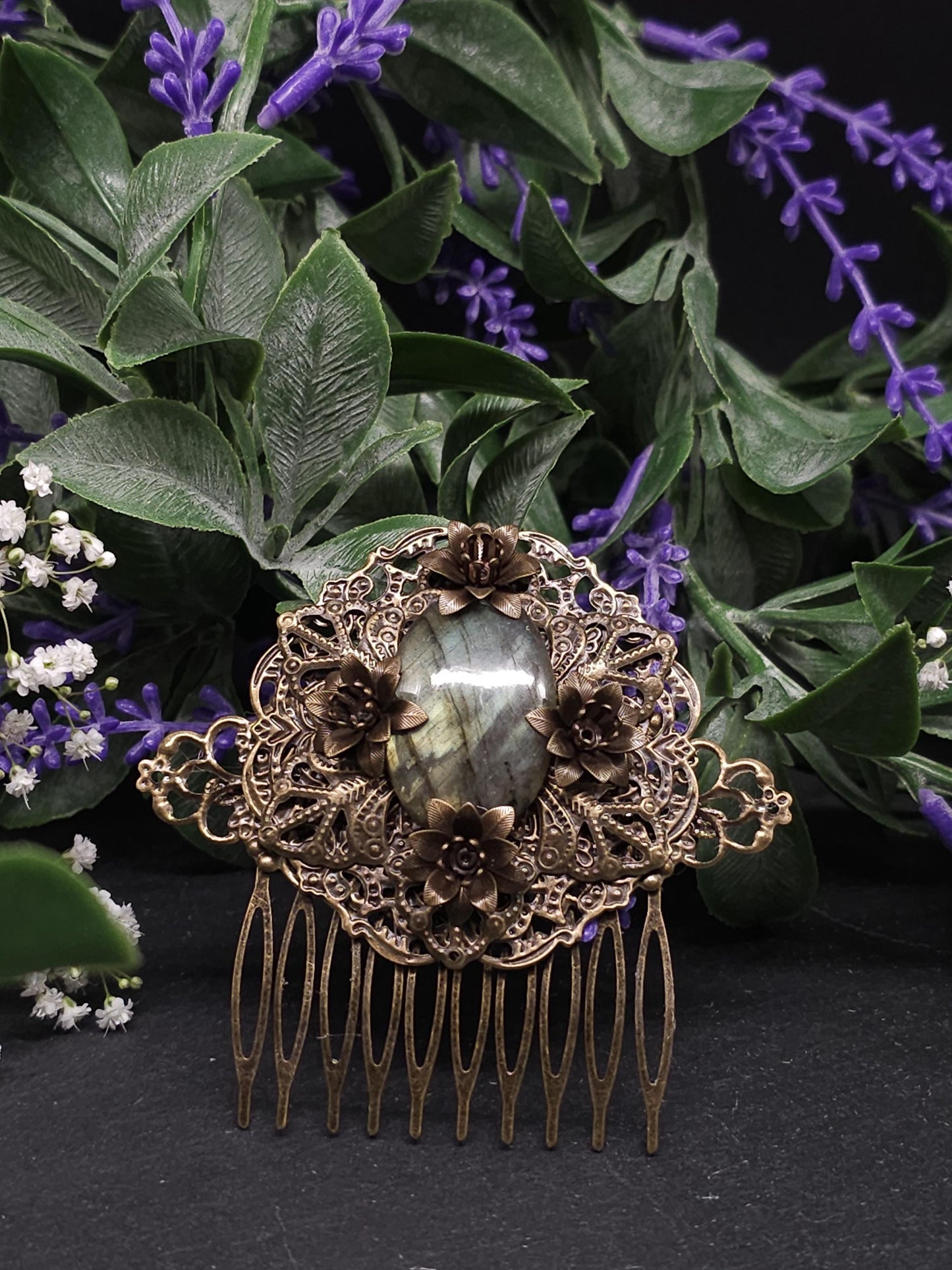 Bronzener Haarkamm mit grünem Labradorit und Blumen – Vintage Fantasy Haaraccessoire