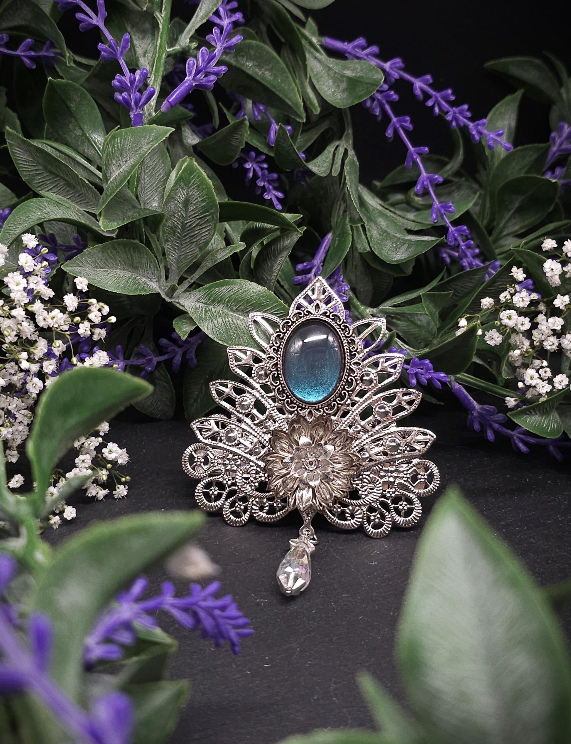 Haarspange für Brautfrisur ~ Vintage Fantasy Haarclip ~ Blauer Glascabochon und Blüten
