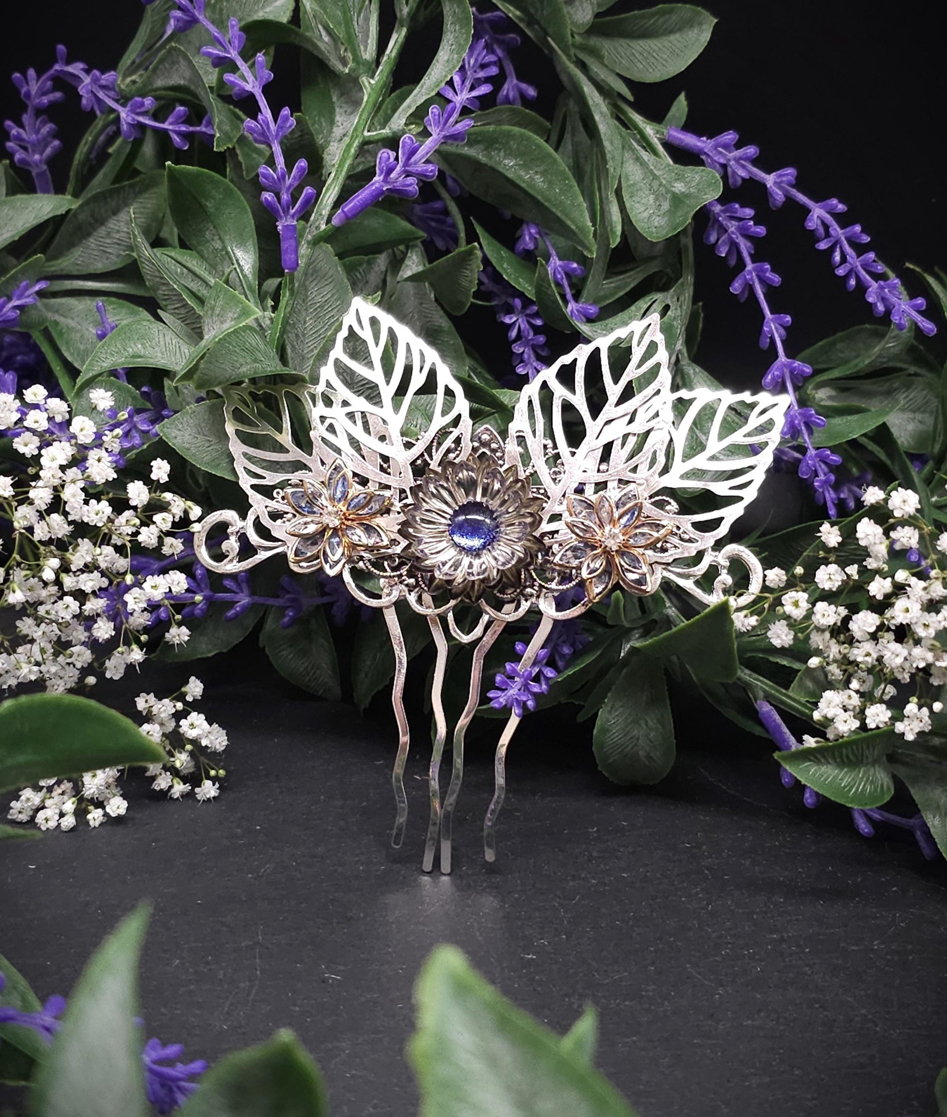 Filigraner Haarkamm mit Blättern ~ gold-blaue Kristallblüten ~ Accessoire für Brautfrisuren, LARP, Gothic ~ Fantasy und Elfen-Haarschmuck