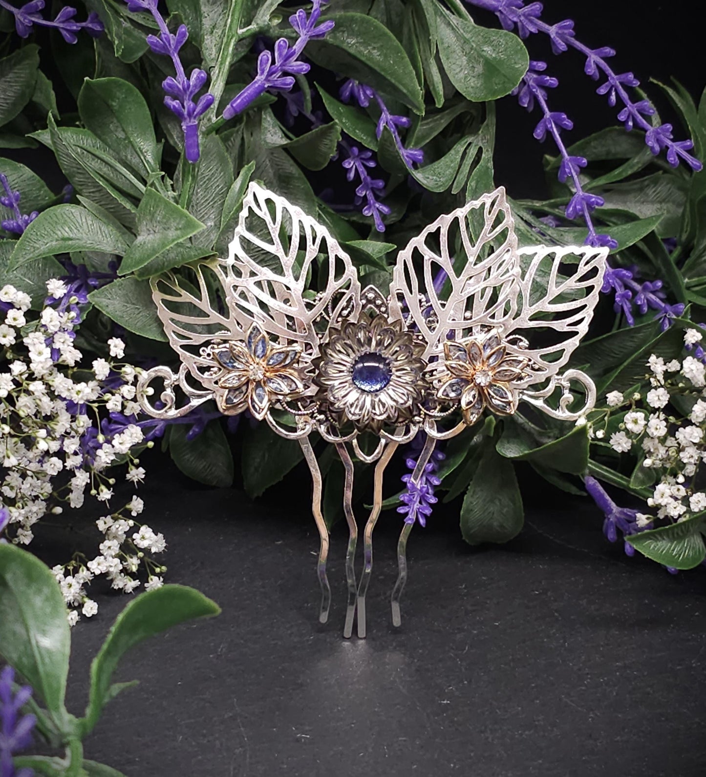 Filigraner Haarkamm mit Blättern ~ gold-blaue Kristallblüten ~ Accessoire für Brautfrisuren, LARP, Gothic ~ Fantasy und Elfen-Haarschmuck