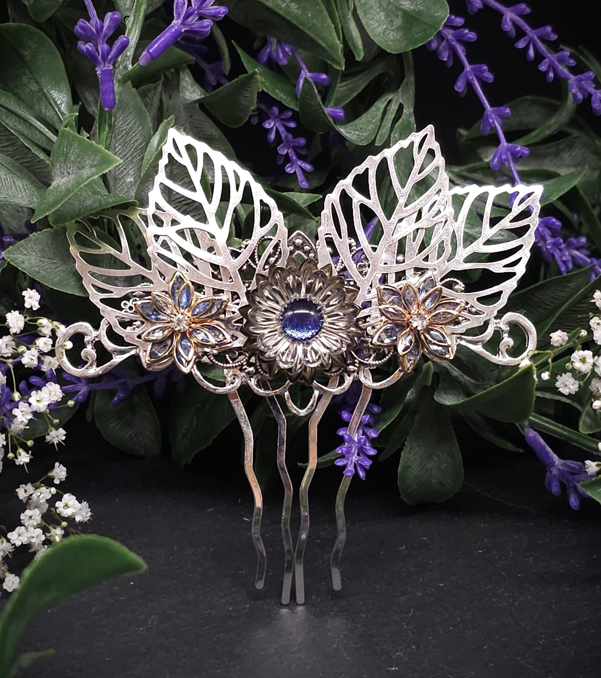 Filigraner Haarkamm mit Blättern ~ gold-blaue Kristallblüten ~ Accessoire für Brautfrisuren, LARP, Gothic ~ Fantasy und Elfen-Haarschmuck