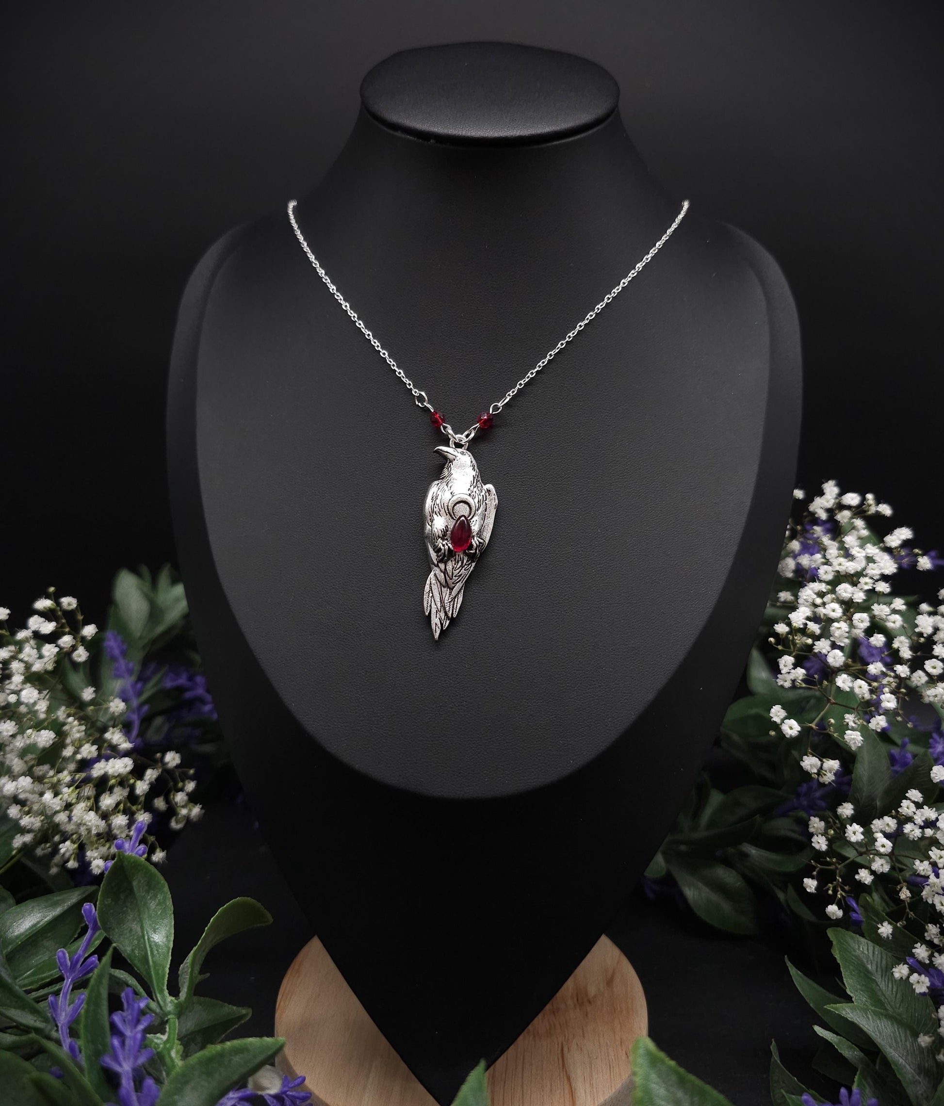 Krähen Halskette mit weinrotem Glasstein – Silberner Witchy / Pagan Schmuck - Gothic Collier