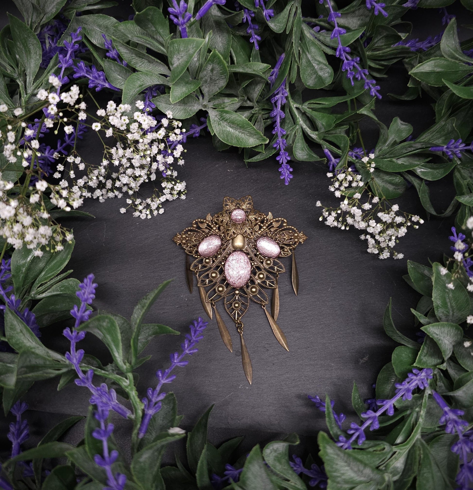 Bronze Haarspange im Schmetterlingsdesign – Rosa handbemalte Glassteine mit baumelnden Anhängern - Vintage Fantasy Haarschmuck