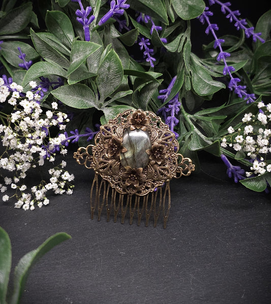 Bronzener Haarkamm mit grünem Labradorit und Blumen – Vintage Fantasy Haaraccessoire