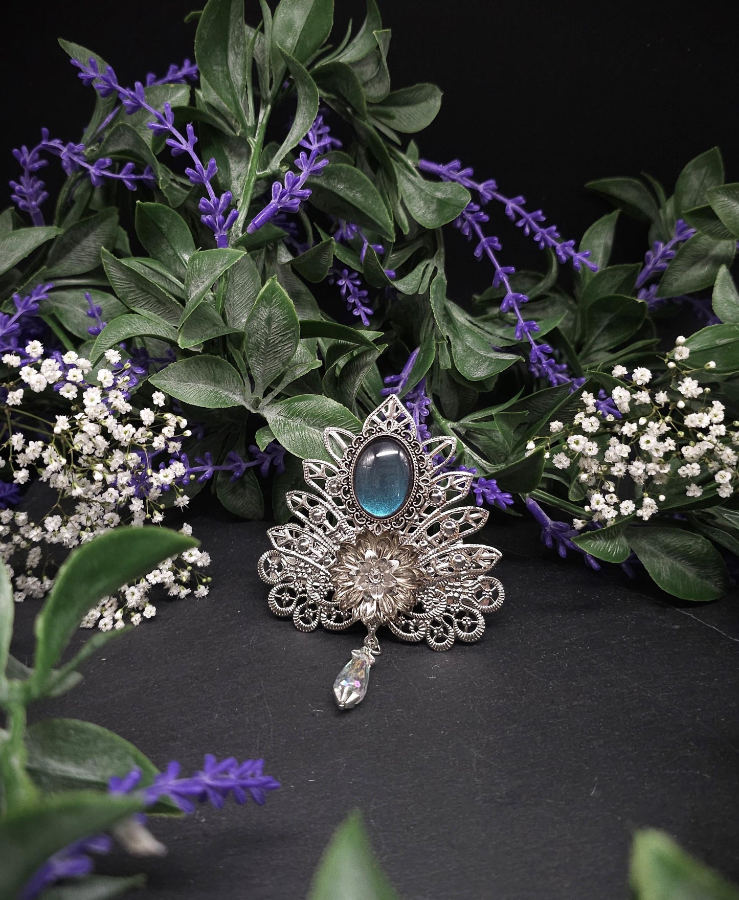 Haarspange für Brautfrisur ~ Vintage Fantasy Haarclip ~ Blauer Glascabochon und Blüten