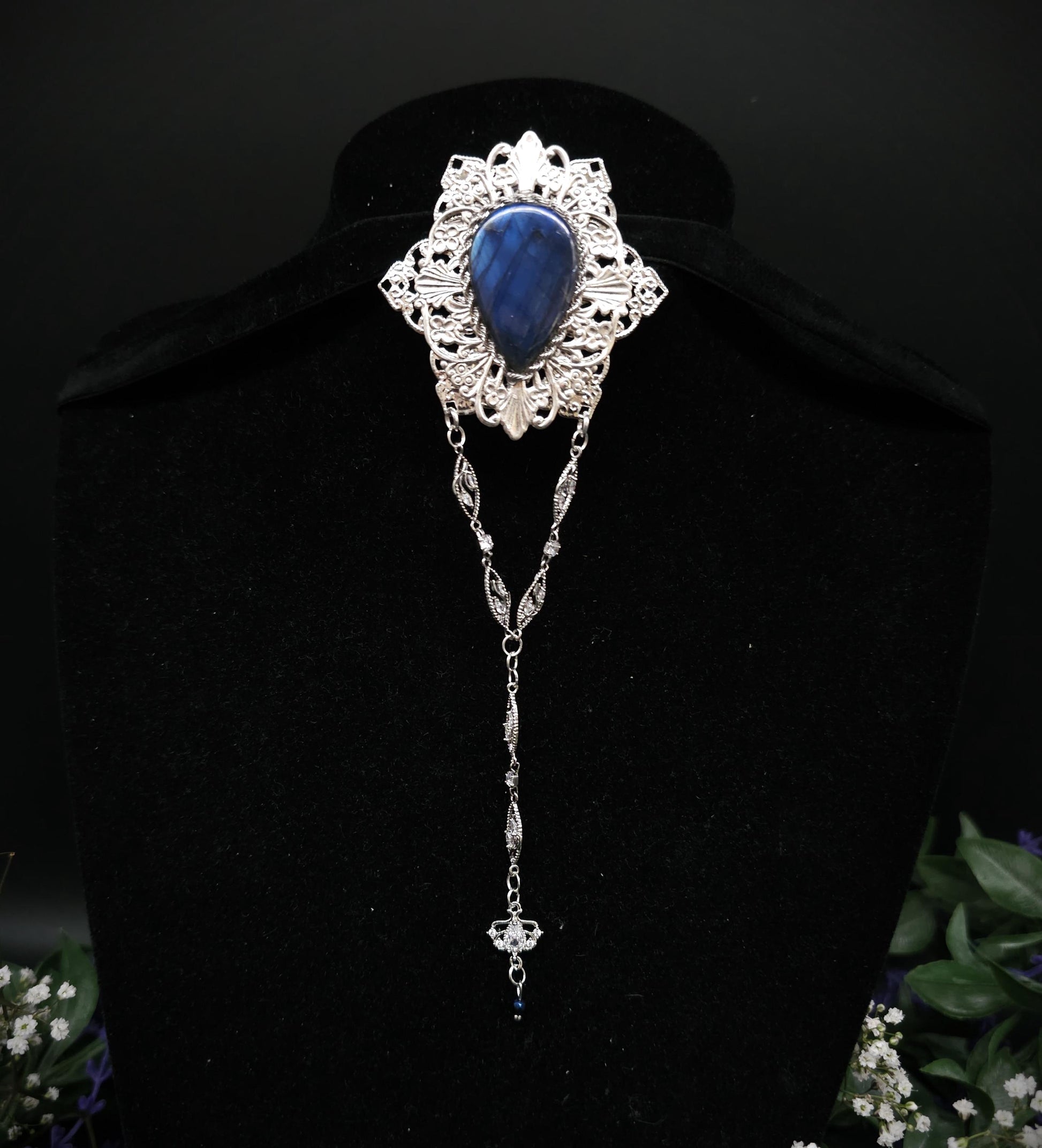 Silberne Labradorit Brosche ~ Art Nouveau / Jugendstil Design ~ handgefertigtes Unikat ~ Tragbar zu Fantasy - und Mittelalterkleidern