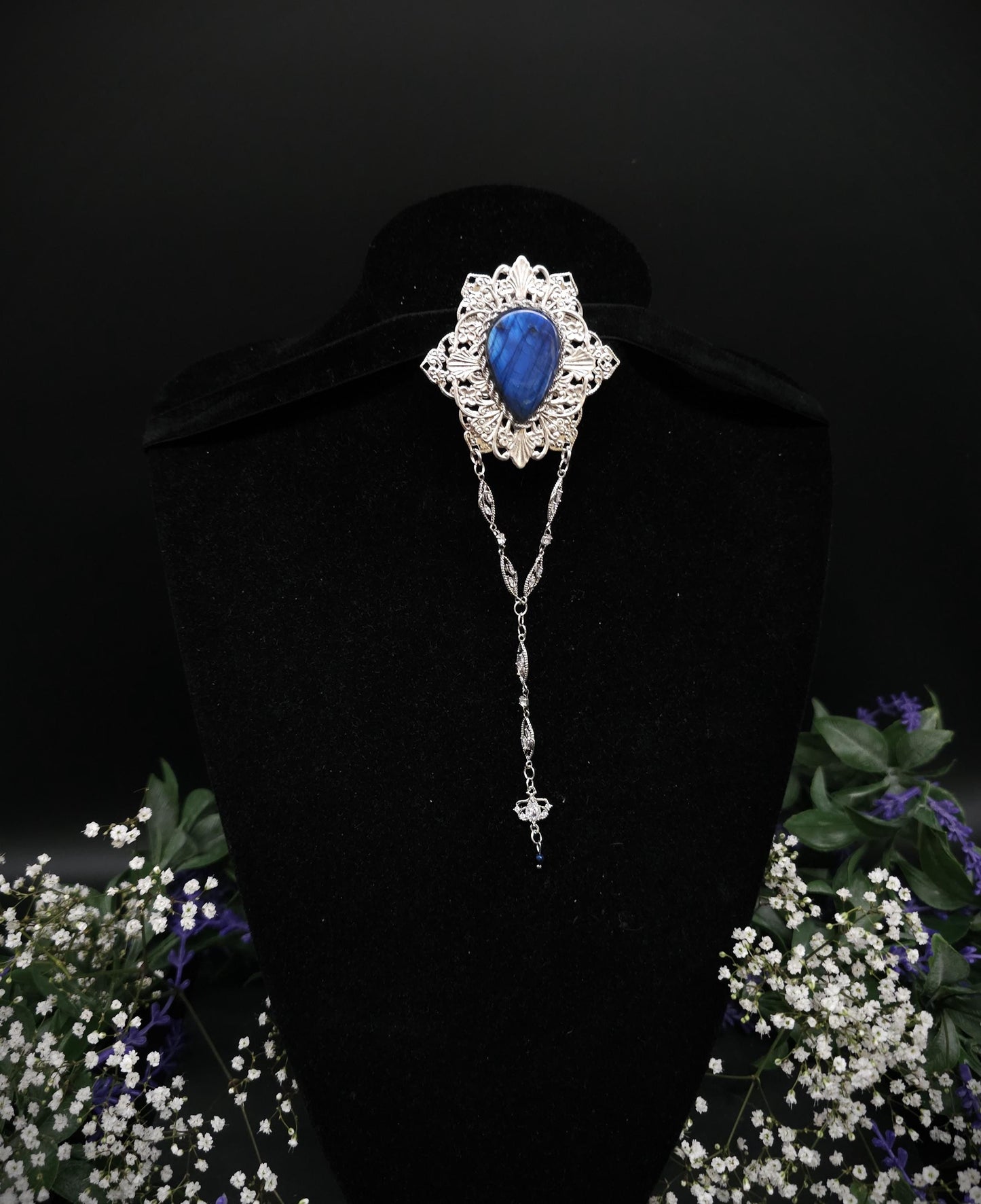 Silberne Labradorit Brosche ~ Art Nouveau / Jugendstil Design ~ handgefertigtes Unikat ~ Tragbar zu Fantasy - und Mittelalterkleidern