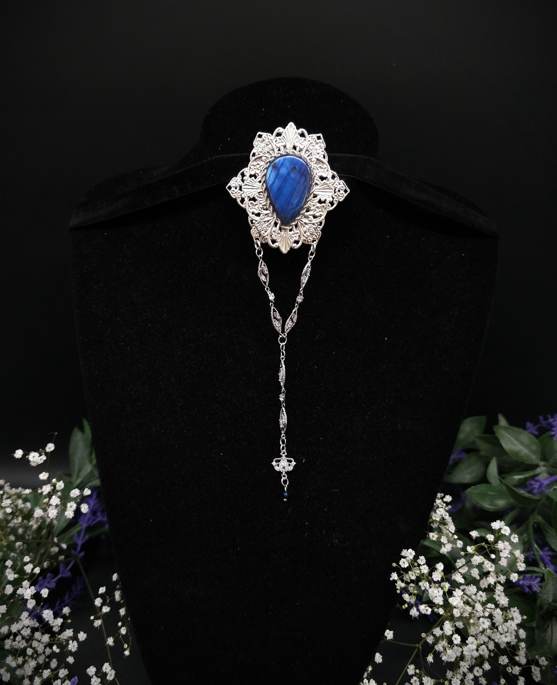 Silberne Labradorit Brosche ~ Art Nouveau / Jugendstil Design ~ handgefertigtes Unikat ~ Tragbar zu Fantasy - und Mittelalterkleidern