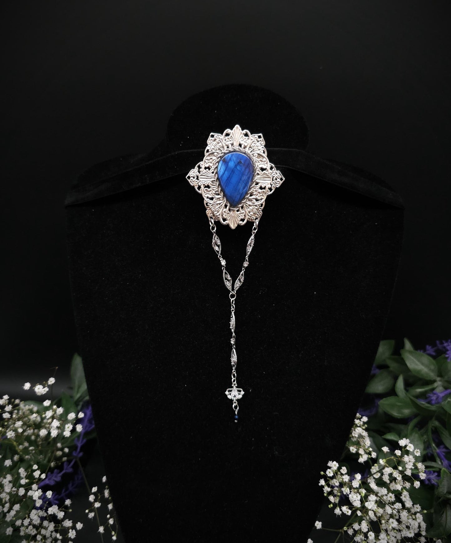 Silberne Labradorit Brosche ~ Art Nouveau / Jugendstil Design ~ handgefertigtes Unikat ~ Tragbar zu Fantasy - und Mittelalterkleidern