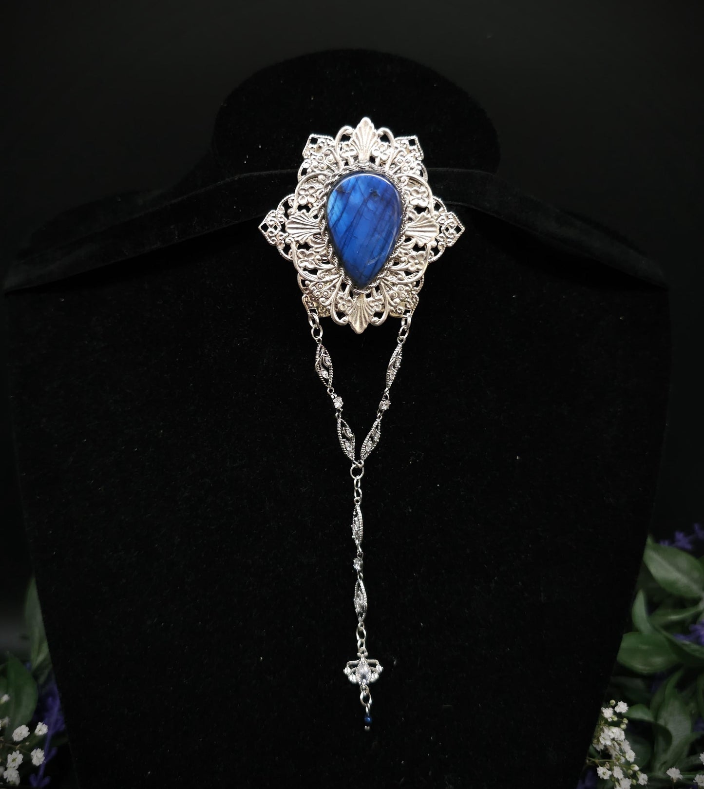 Silberne Labradorit Brosche ~ Art Nouveau / Jugendstil Design ~ handgefertigtes Unikat ~ Tragbar zu Fantasy - und Mittelalterkleidern