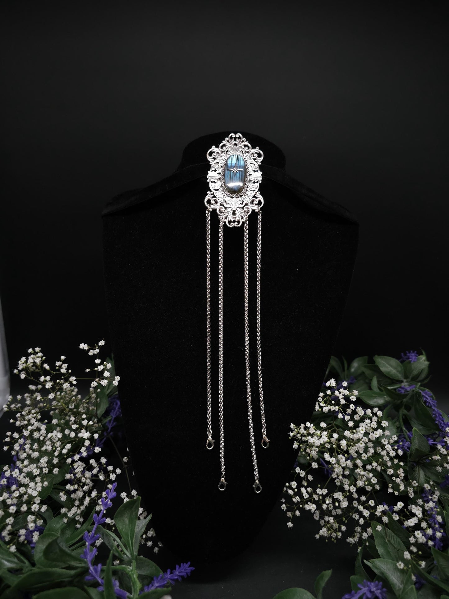 Chateleine im Stil des Art Nouveau, blauer Labradorit mit silbernen Zierteilen, Rock-Anhänger mit Gürtel-Clip