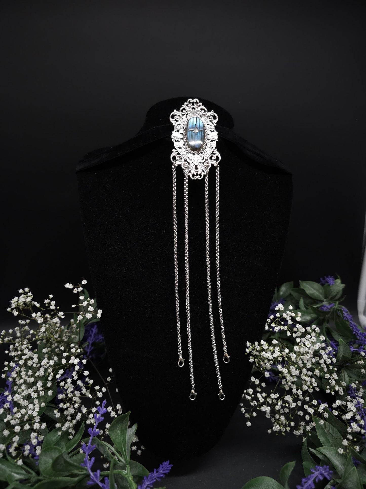 Chateleine im Stil des Art Nouveau, blauer Labradorit mit silbernen Zierteilen, Rock-Anhänger mit Gürtel-Clip