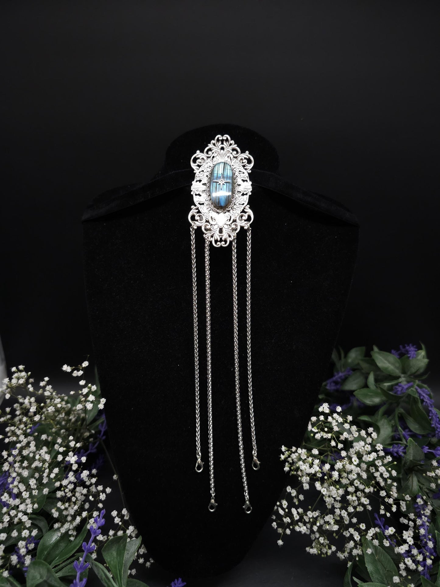 Chateleine im Stil des Art Nouveau, blauer Labradorit mit silbernen Zierteilen, Rock-Anhänger mit Gürtel-Clip