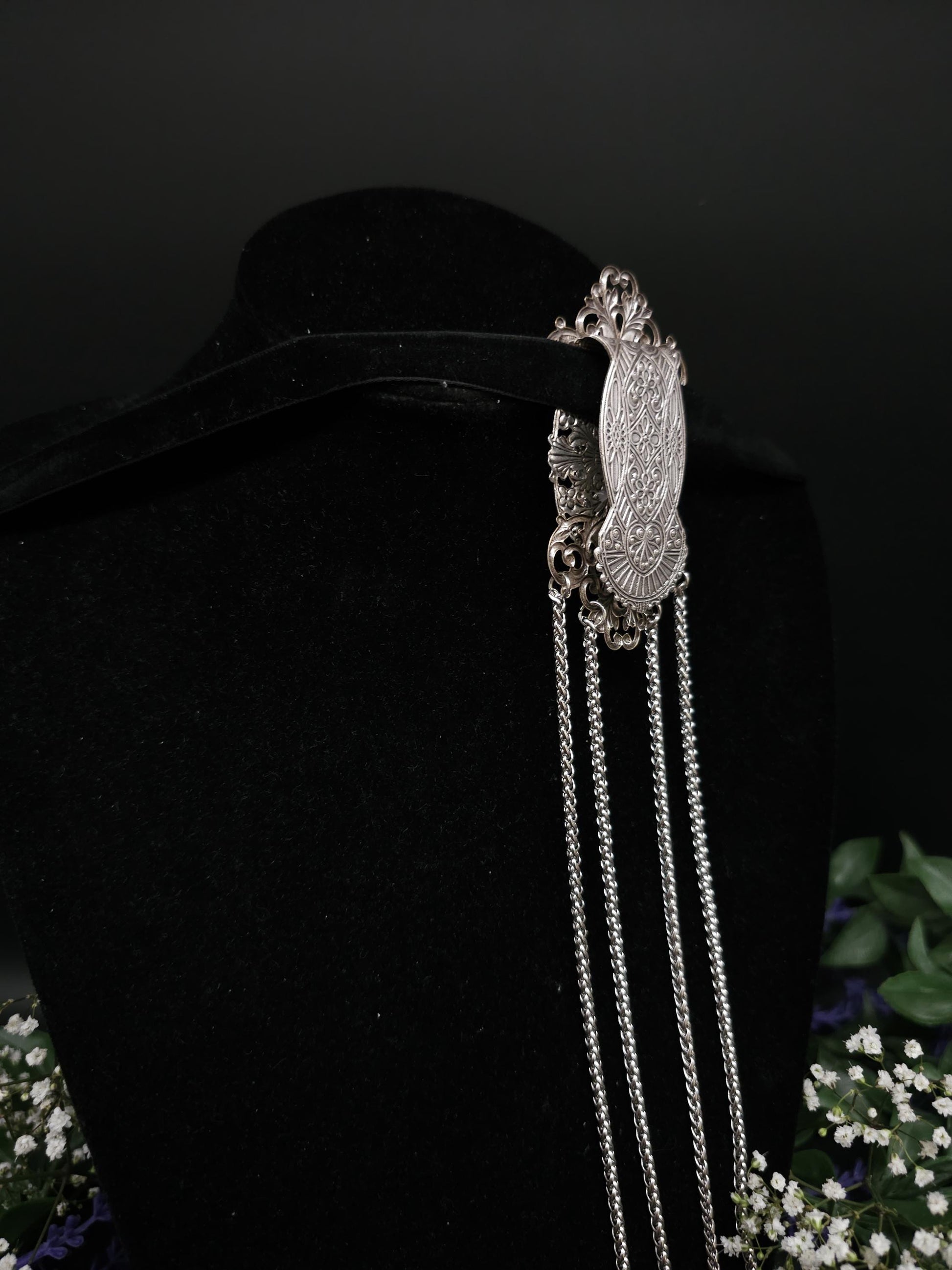 Chateleine im Stil des Art Nouveau, blauer Labradorit mit silbernen Zierteilen, Rock-Anhänger mit Gürtel-Clip