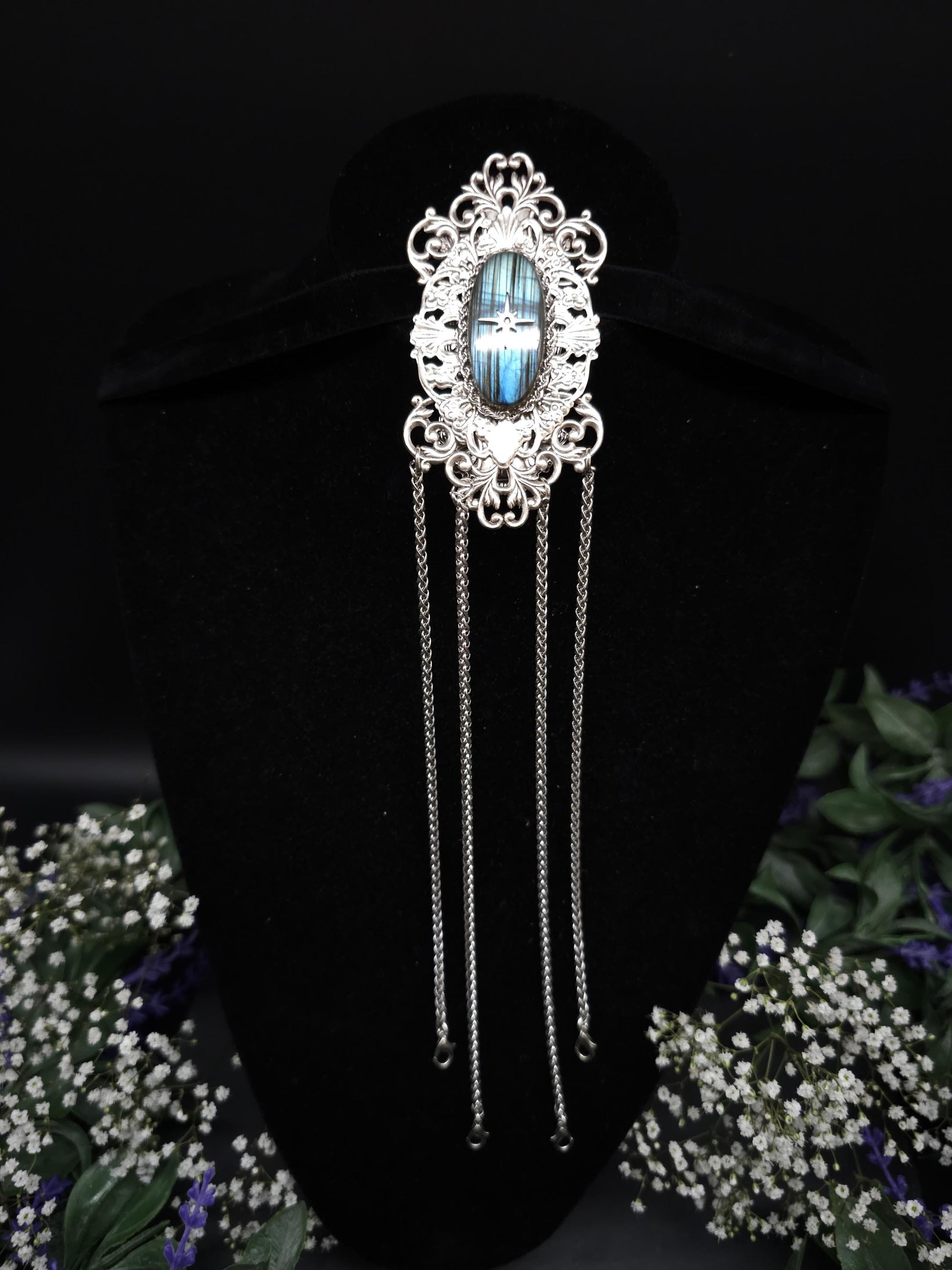 Chateleine im Stil des Art Nouveau, blauer Labradorit mit silbernen Zierteilen, Rock-Anhänger mit Gürtel-Clip