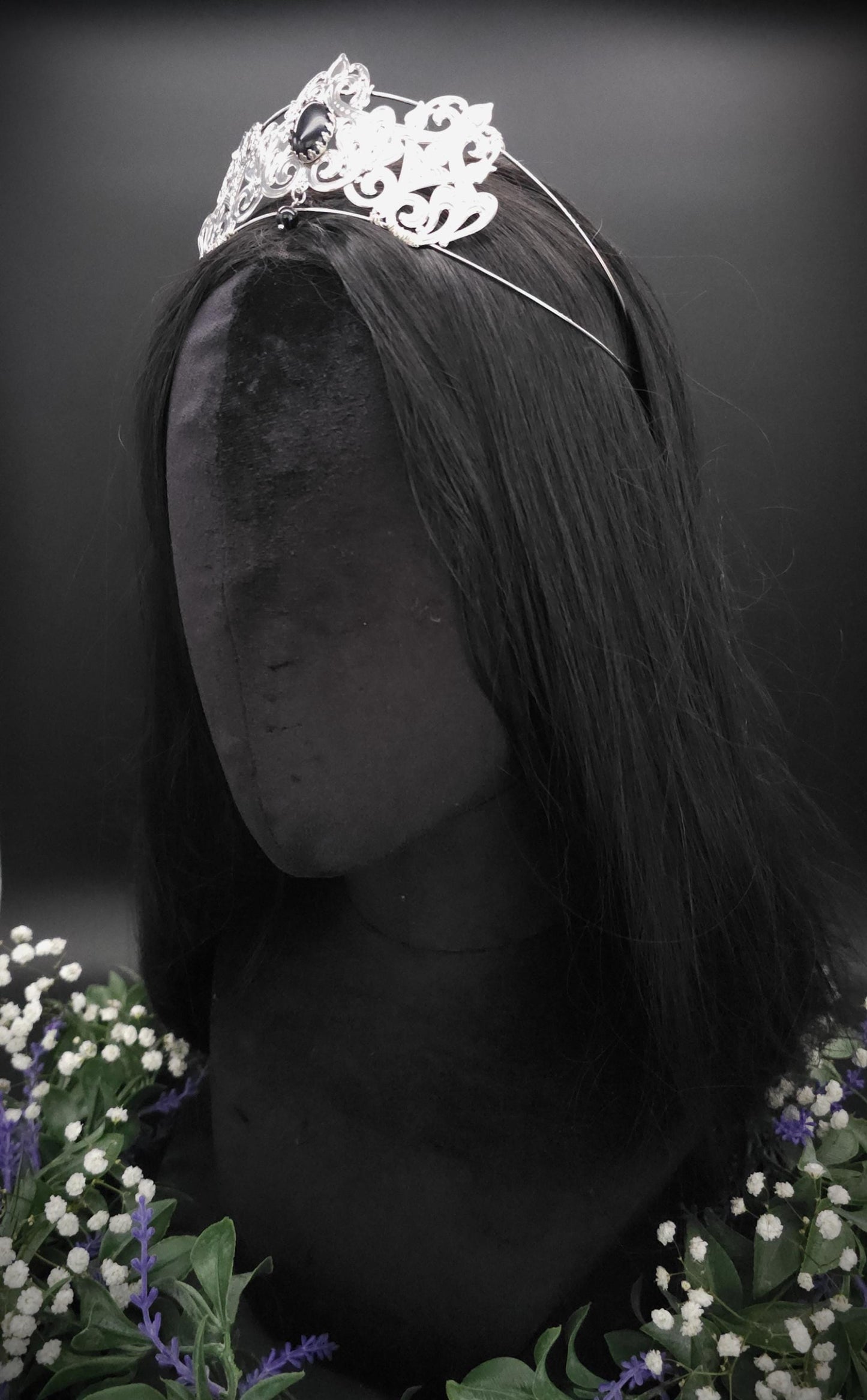 Filigrane Tiara mit Blauflussstein und Perle – handgefertigte kleine Krone für Gothic, Hochzeiten und Bräute - Kostüm Accessoire