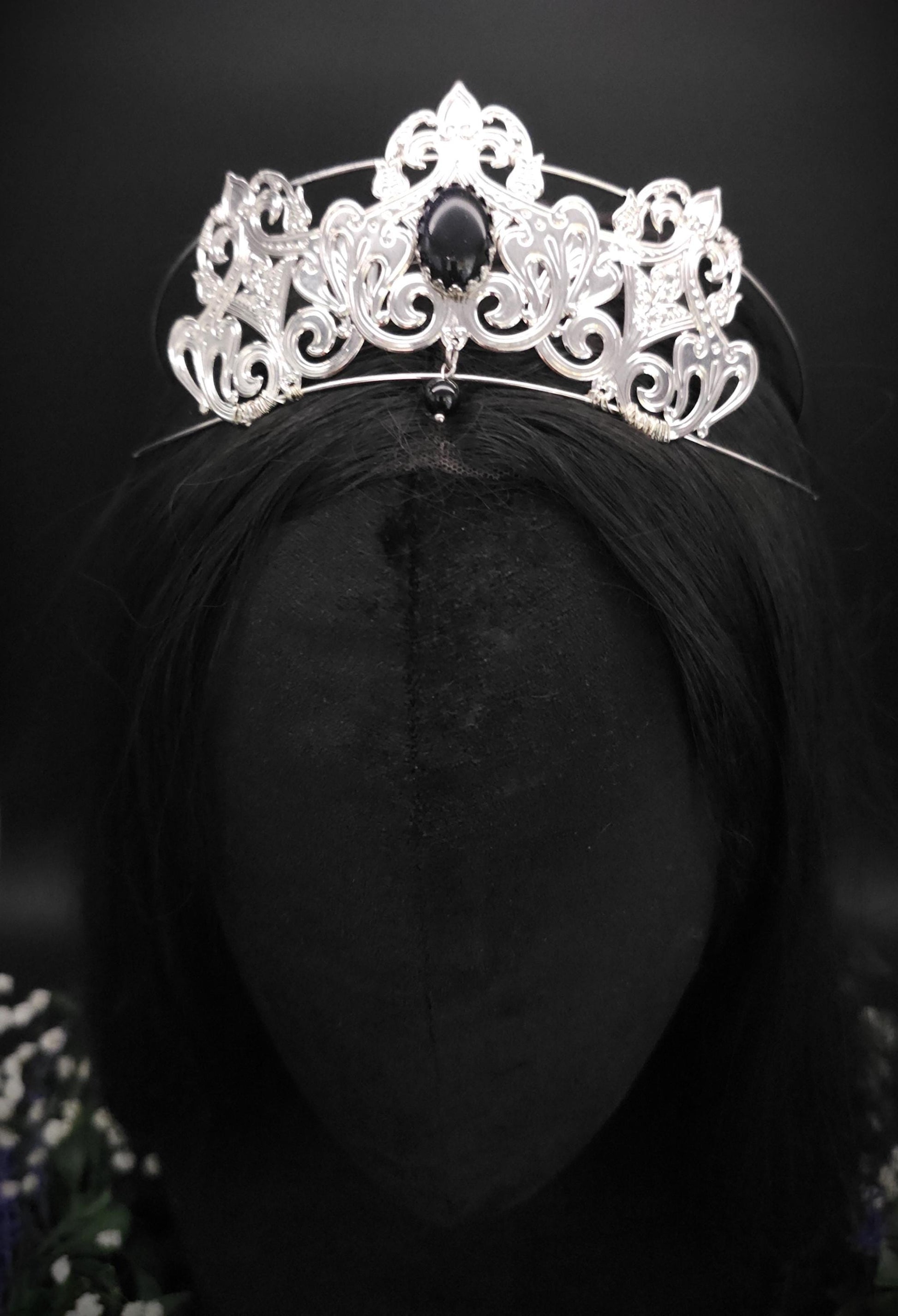 Filigrane Tiara mit Blauflussstein und Perle – handgefertigte kleine Krone für Gothic, Hochzeiten und Bräute - Kostüm Accessoire