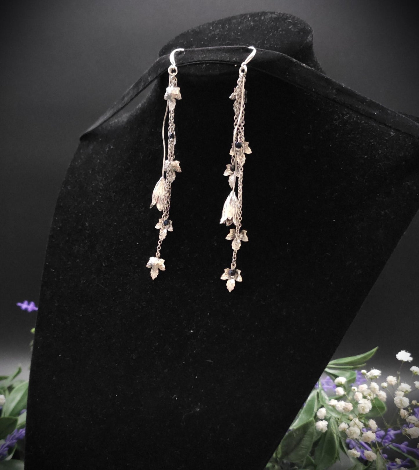 Silberne Hängeohrringe mit Glas-Perlen in Rose, Fantasievolle Blatt-Ohrringe