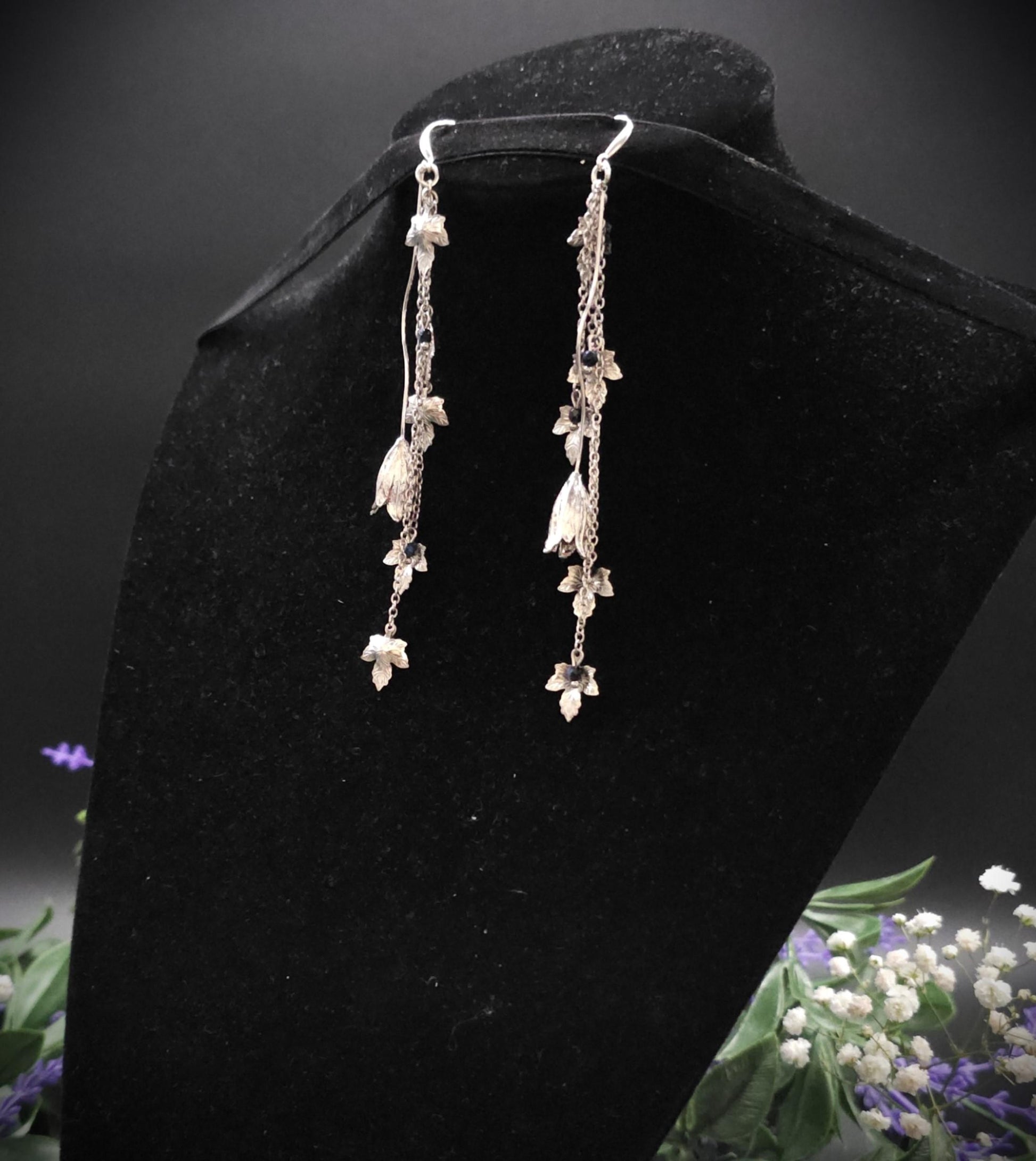 Silberne Hängeohrringe mit Glas-Perlen in Rose, Fantasievolle Blatt-Ohrringe