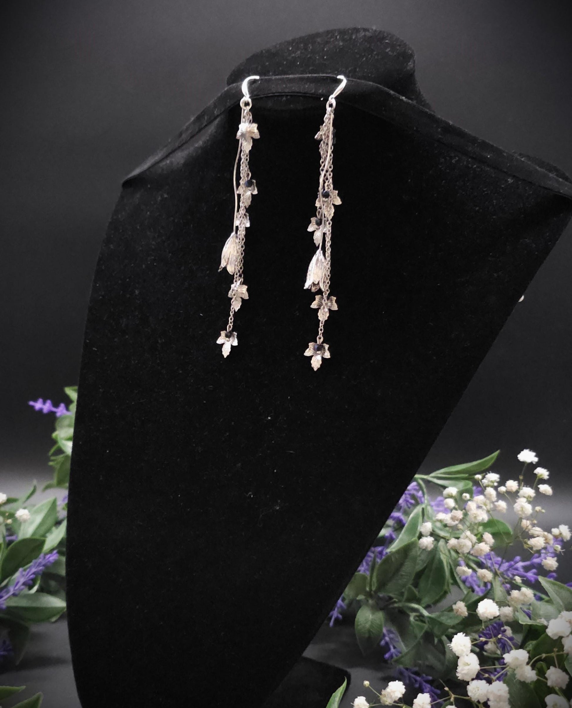 Silberne Hängeohrringe mit Glas-Perlen in Rose, Fantasievolle Blatt-Ohrringe