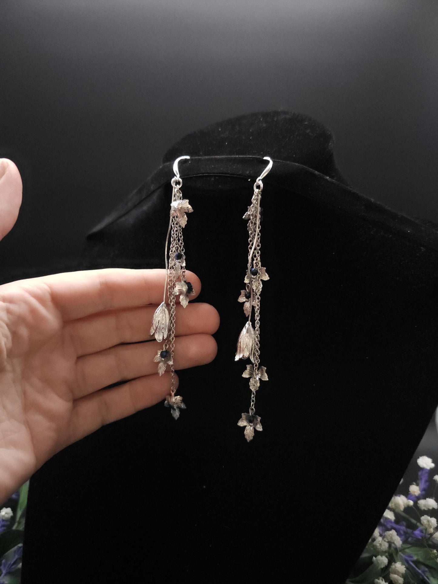 Silberne Hängeohrringe mit Glas-Perlen in Rose, Fantasievolle Blatt-Ohrringe