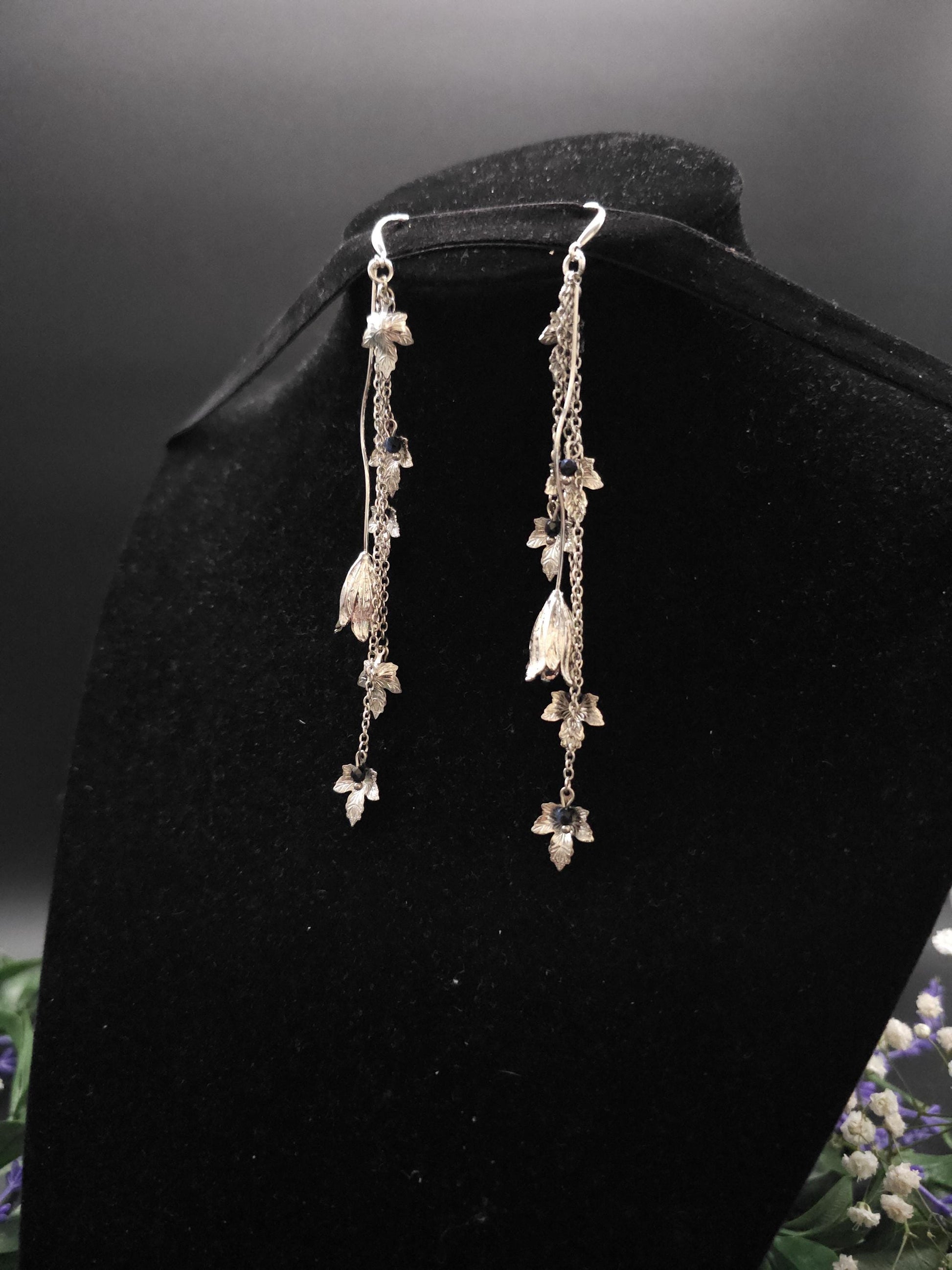 Silberne Hängeohrringe mit Glas-Perlen in Rose, Fantasievolle Blatt-Ohrringe