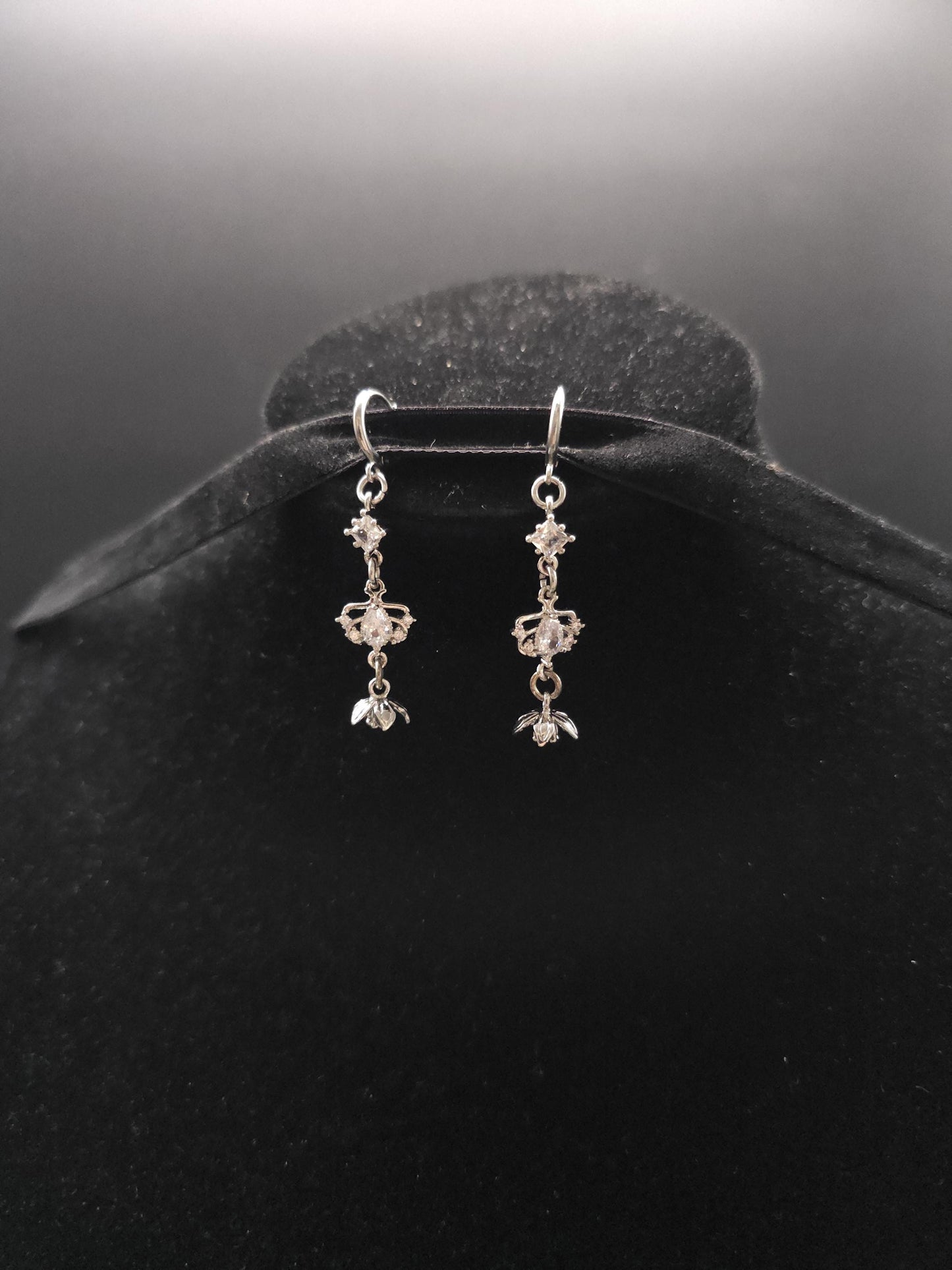 Zirkonia Hängeohrringe mit Blütenanhänger - Edelstahl Ohrhaken - Elegante Ohrringe für Hochzeiten & Bräute