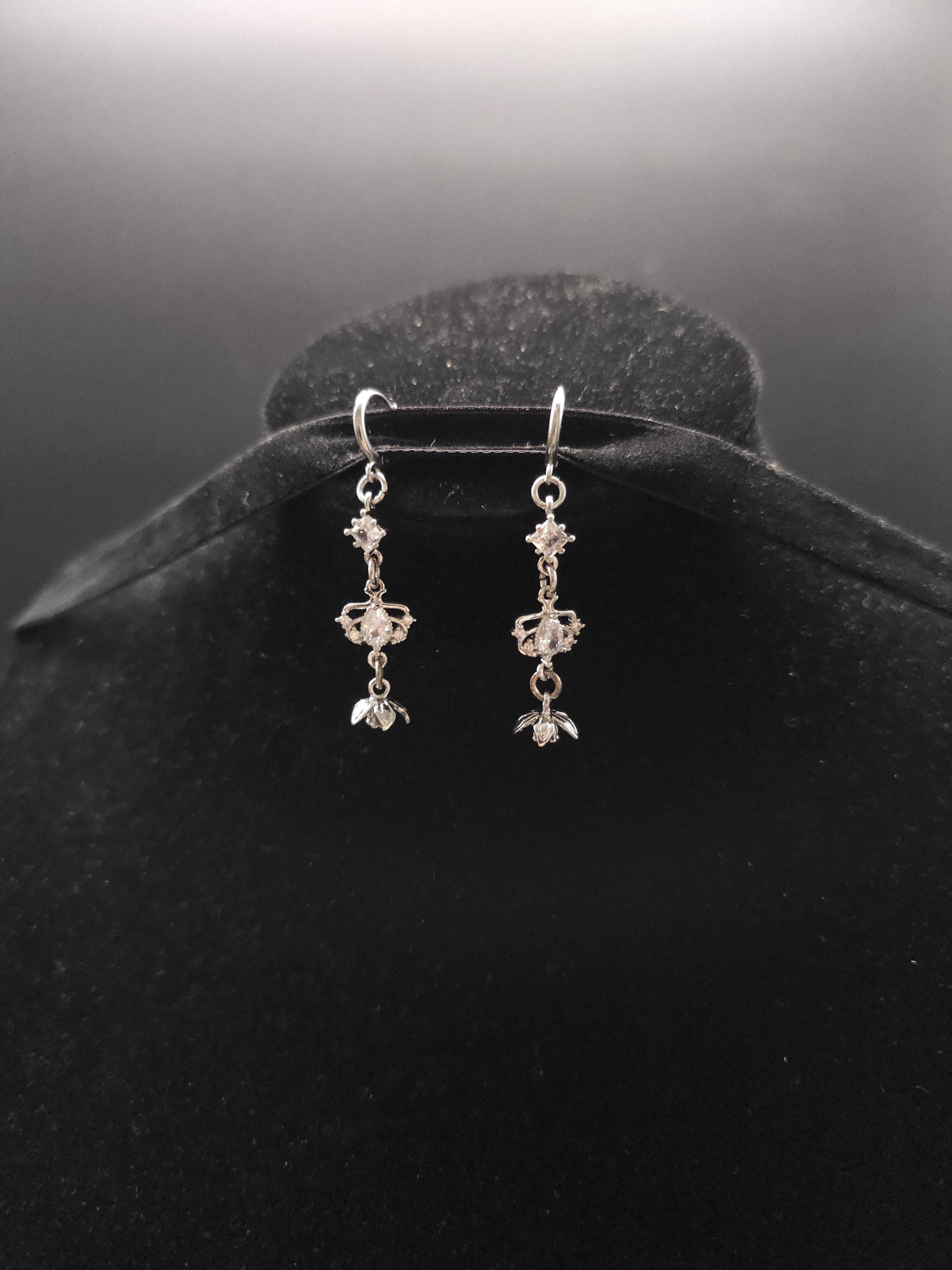 Zirkonia Hängeohrringe mit Blütenanhänger - Edelstahl Ohrhaken - Elegante Ohrringe für Hochzeiten & Bräute