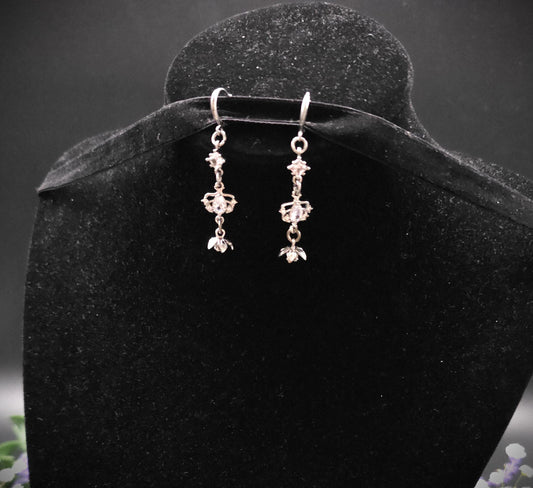 Zirkonia Hängeohrringe mit Blütenanhänger - Edelstahl Ohrhaken - Elegante Ohrringe für Hochzeiten & Bräute