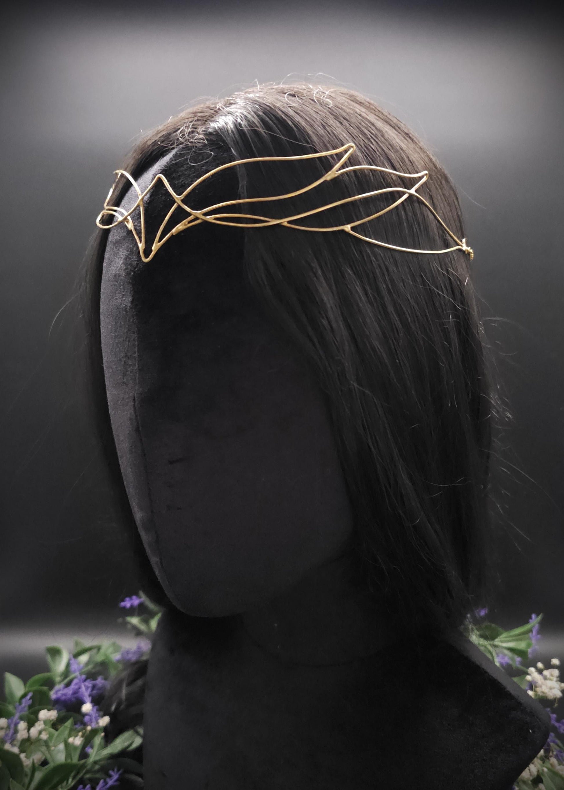Messing Diadem "Nyaame" ~ Draht Tiara im Schwingen Design ~ Größenverstellbar ~ Accessoire für LARP, Cosplay und Hochzeiten