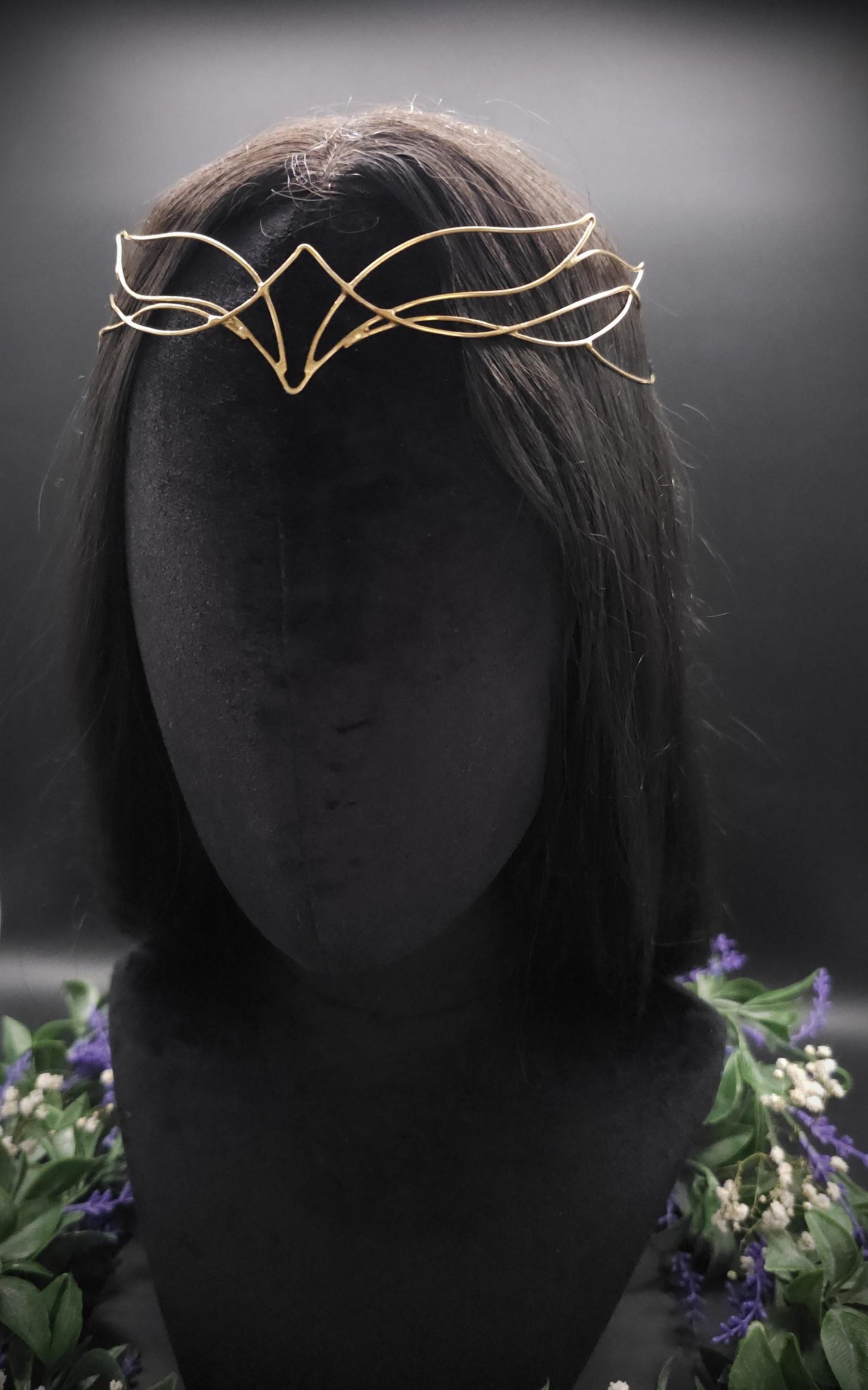 Messing Diadem "Nyaame" ~ Draht Tiara im Schwingen Design ~ Größenverstellbar ~ Accessoire für LARP, Cosplay und Hochzeiten