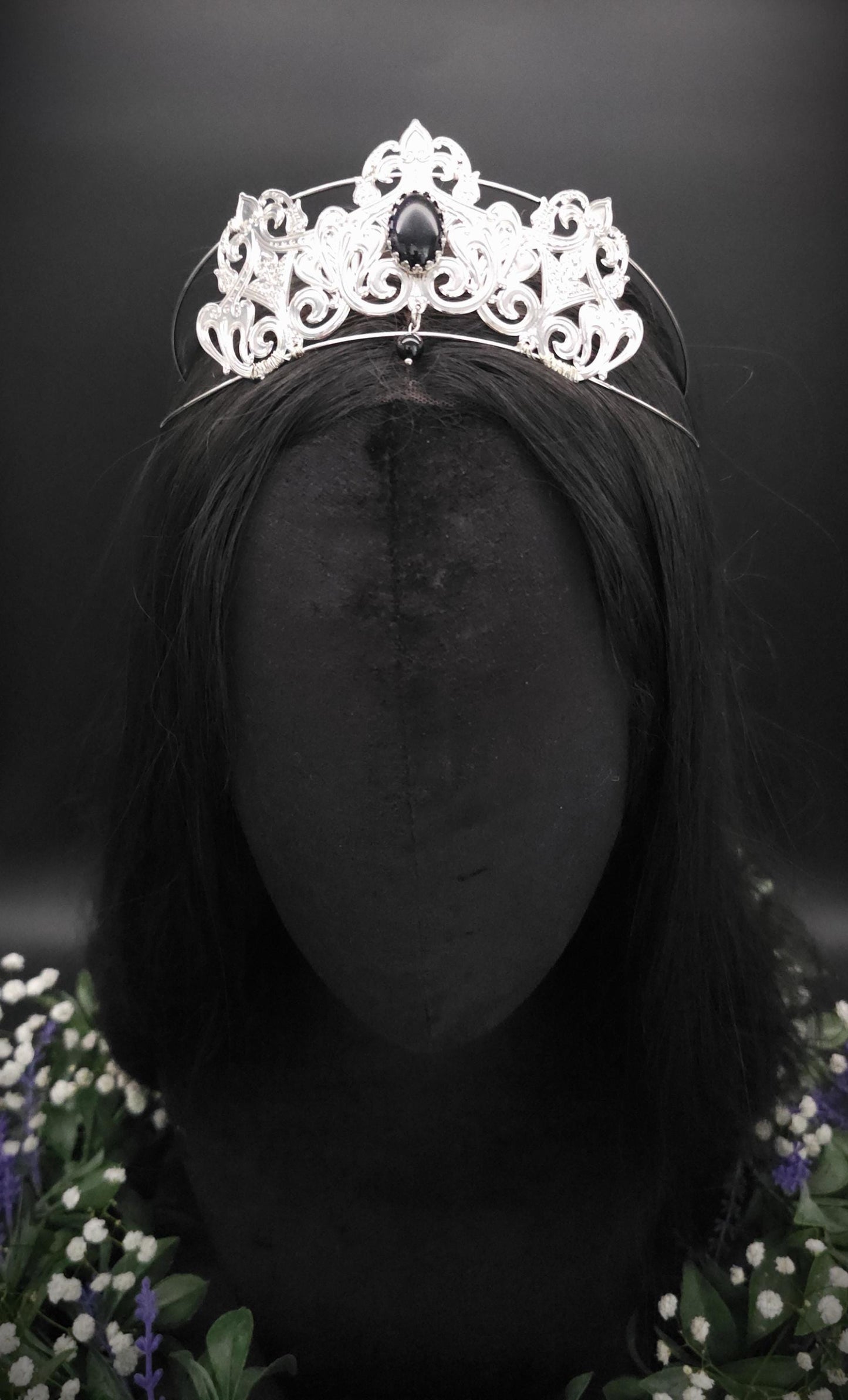 Filigrane Tiara mit Blauflussstein und Perle – handgefertigte kleine Krone für Gothic, Hochzeiten und Bräute - Kostüm Accessoire