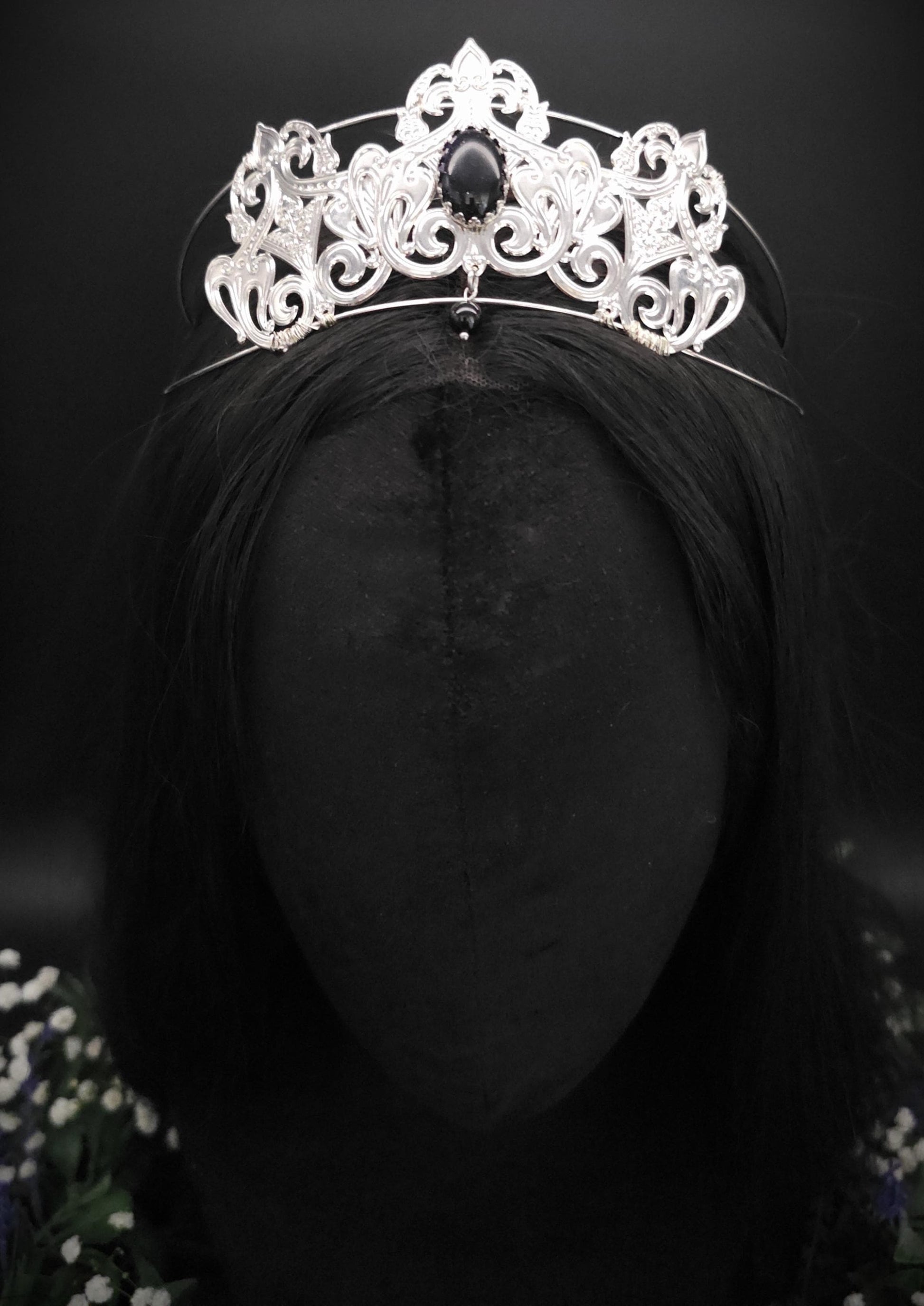 Filigrane Tiara mit Blauflussstein und Perle – handgefertigte kleine Krone für Gothic, Hochzeiten und Bräute - Kostüm Accessoire