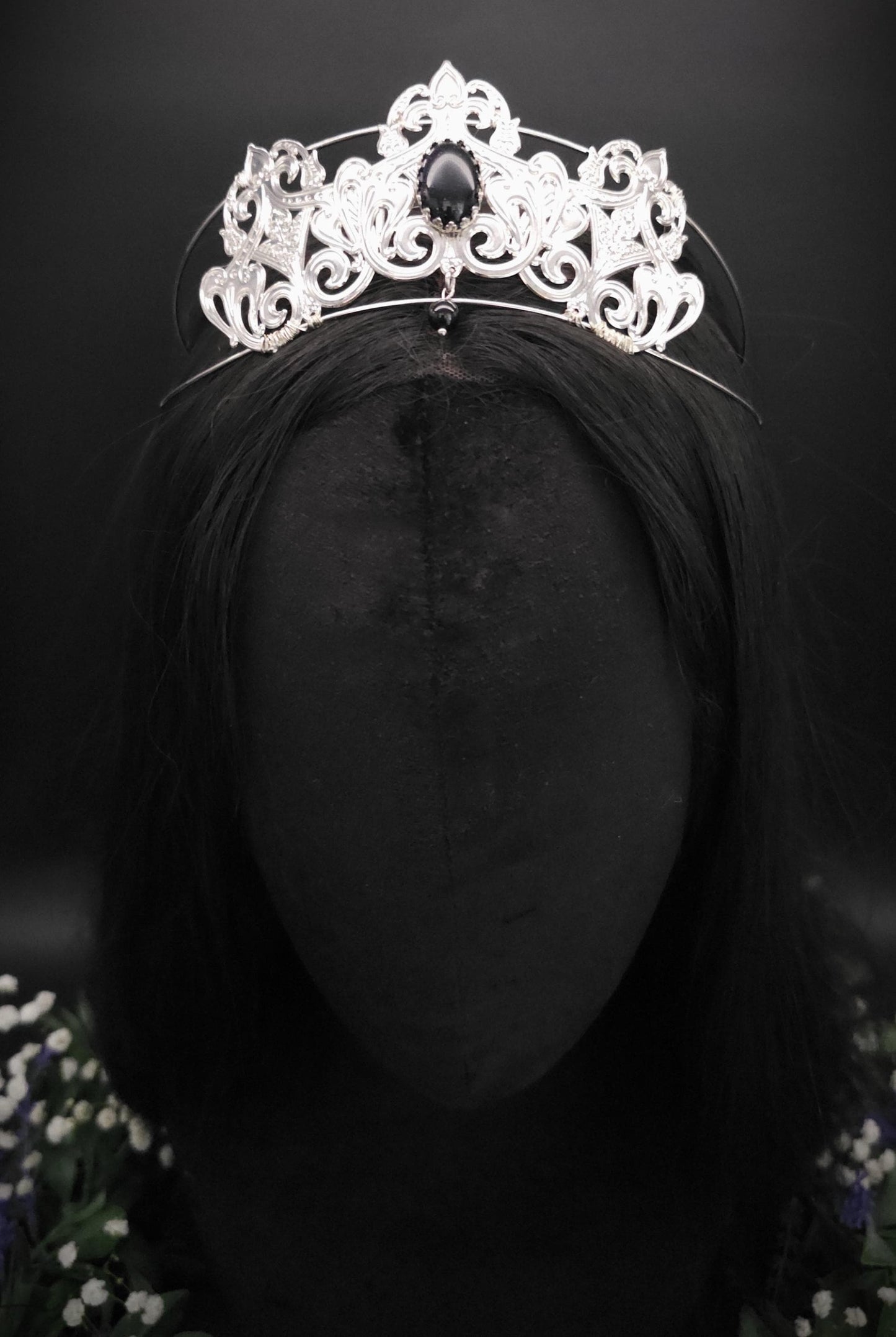 Filigrane Tiara mit Blauflussstein und Perle – handgefertigte kleine Krone für Gothic, Hochzeiten und Bräute - Kostüm Accessoire
