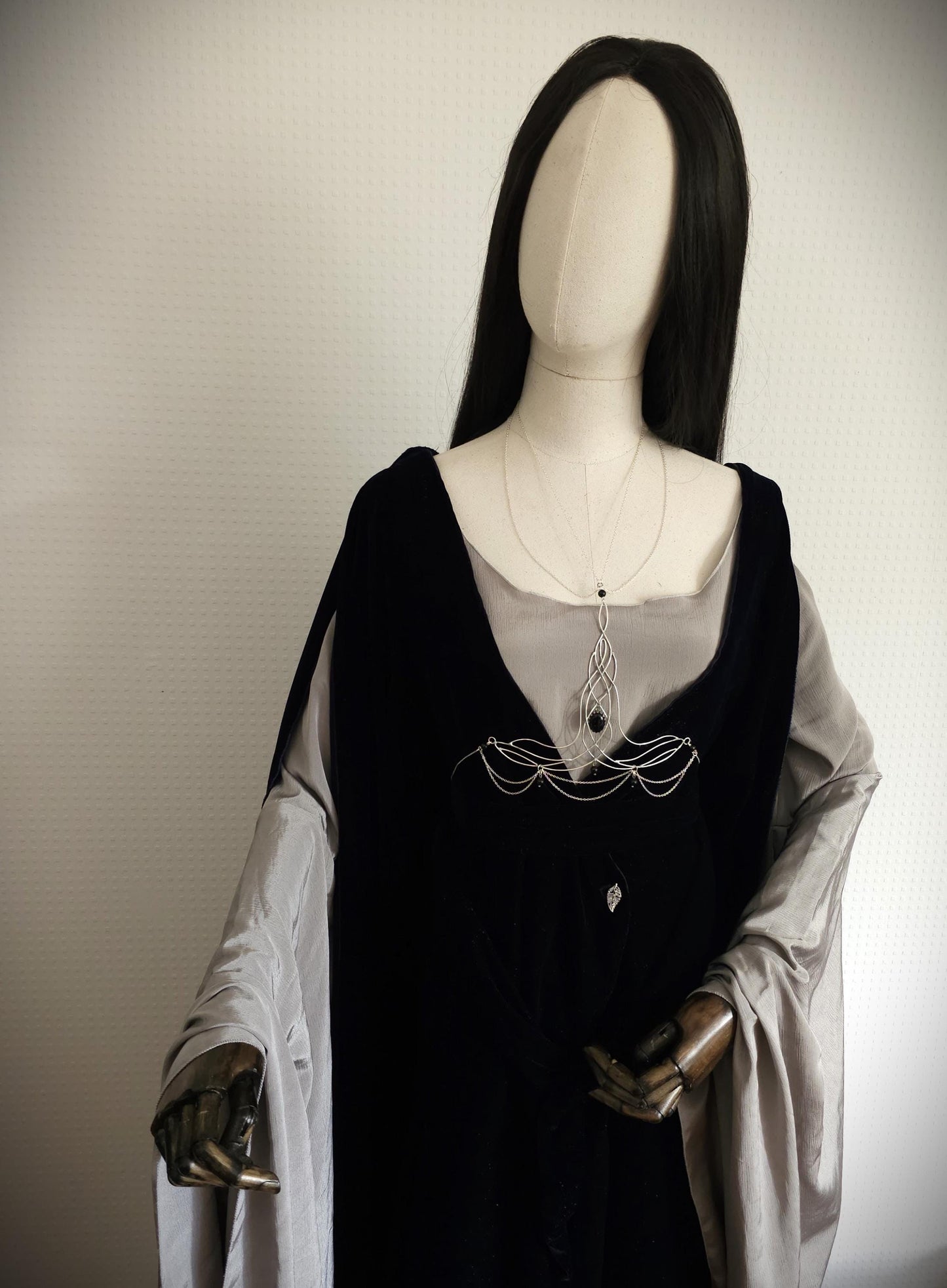 Bodychain "Elyráe" ~ Fantasy Unterbrust-Schmuck aus versilbertem Draht ~ Blaufluss-Cabochon und Perlen ~ Größenverstellbar