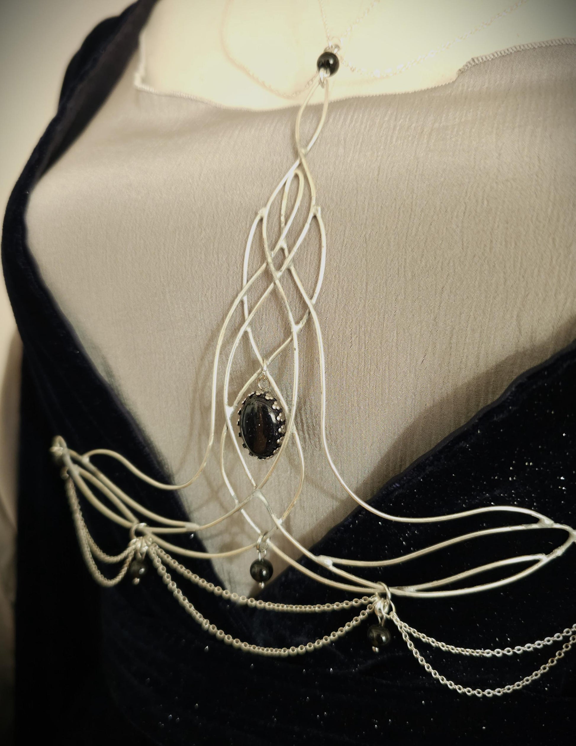 Bodychain "Elyráe" ~ Fantasy Unterbrust-Schmuck aus versilbertem Draht ~ Blaufluss-Cabochon und Perlen ~ Größenverstellbar