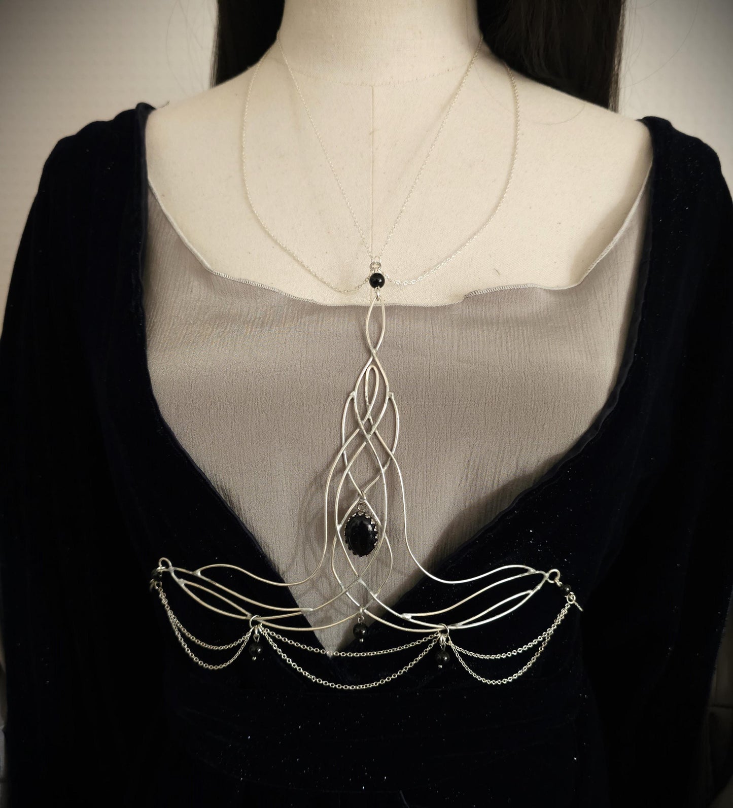 Bodychain "Elyráe" ~ Fantasy Unterbrust-Schmuck aus versilbertem Draht ~ Blaufluss-Cabochon und Perlen ~ Größenverstellbar