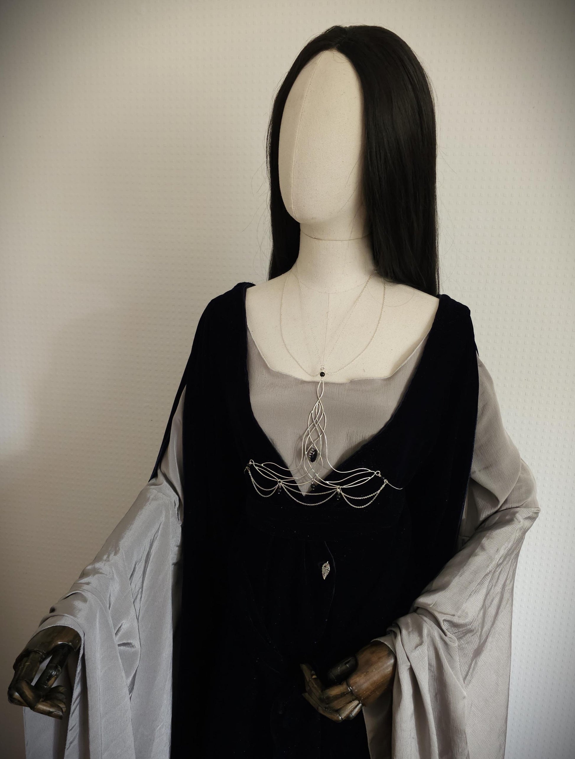 Bodychain "Elyráe" ~ Fantasy Unterbrust-Schmuck aus versilbertem Draht ~ Blaufluss-Cabochon und Perlen ~ Größenverstellbar