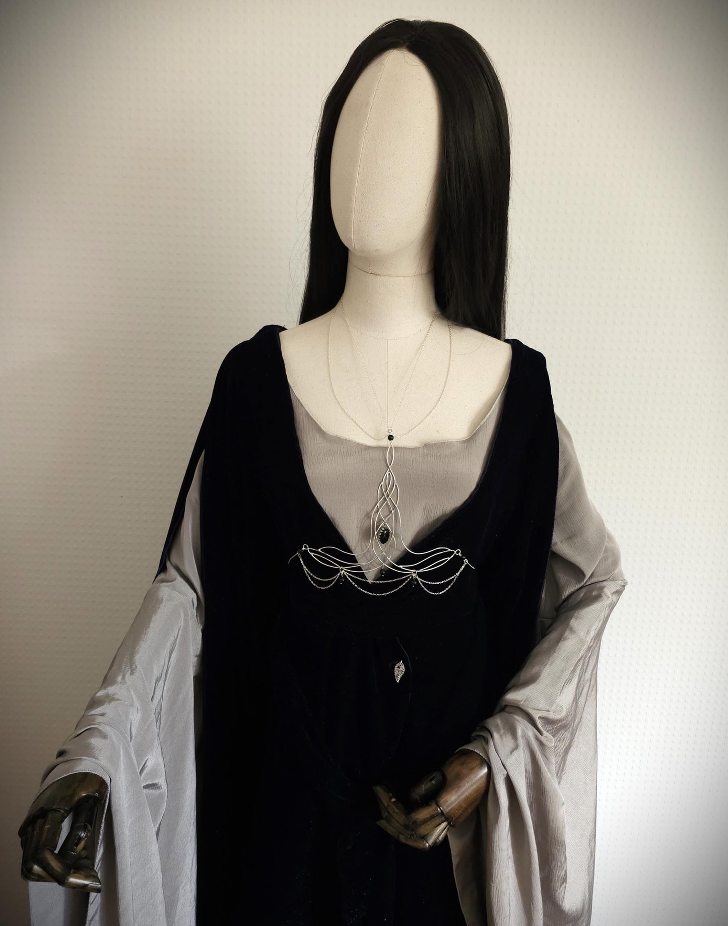 Bodychain "Elyráe" ~ Fantasy Unterbrust-Schmuck aus versilbertem Draht ~ Blaufluss-Cabochon und Perlen ~ Größenverstellbar