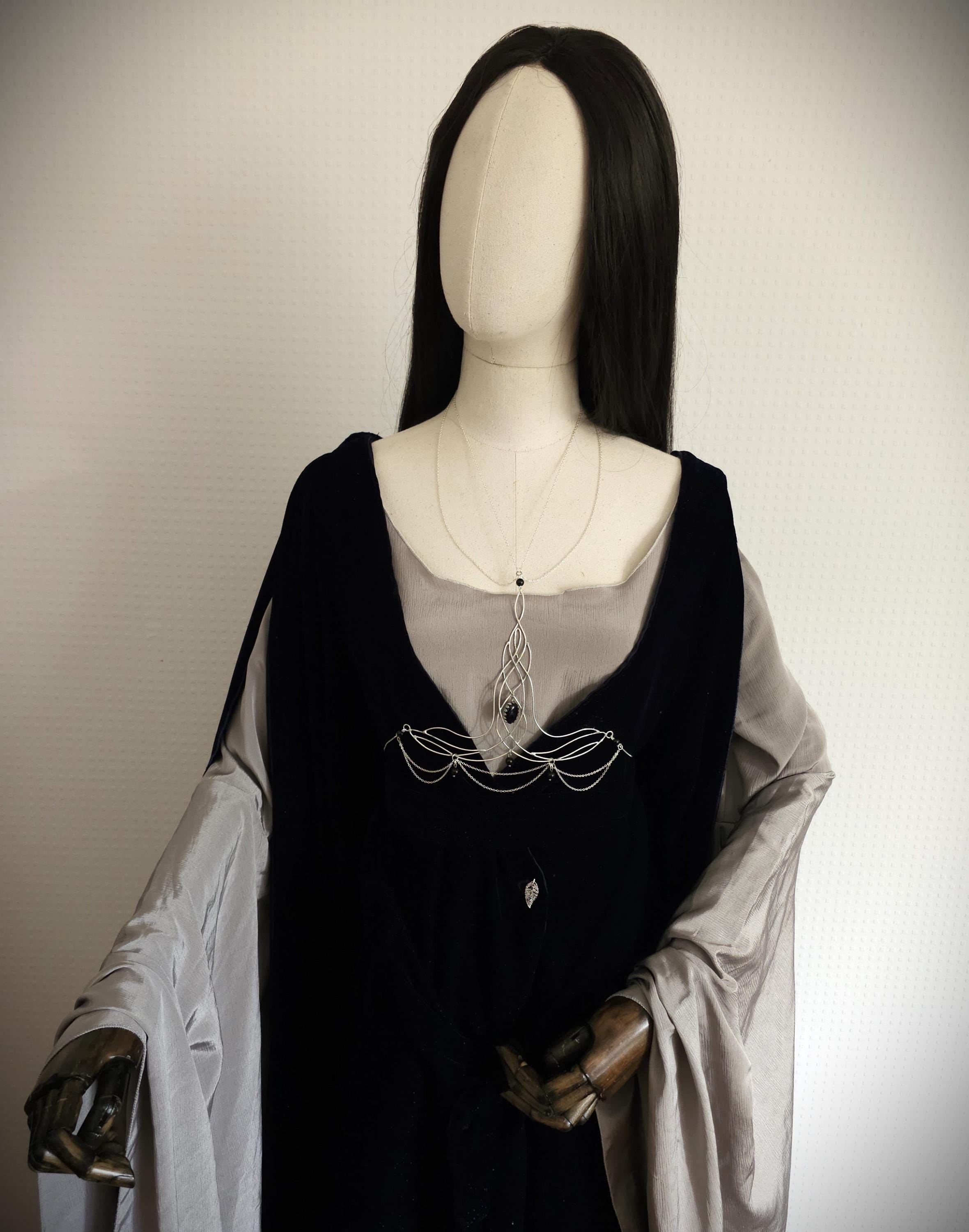 Bodychain "Elyráe" ~ Fantasy Unterbrust-Schmuck aus versilbertem Draht ~ Blaufluss-Cabochon und Perlen ~ Größenverstellbar